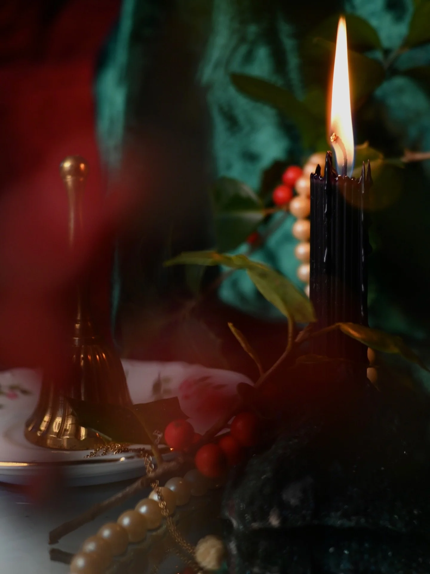 𝔱𝔥𝔢 𝔩𝔬𝔫𝔤𝔢𝔰𝔱 𝔫𝔦𝔤𝔥𝔱 𝔞𝔭𝔭𝔯𝔬𝔞𝔠𝔥𝔢𝔰 🌲 with winter solstice comes quality time spent with the darkness, both outside + in.

🕯️ this time of year brings healing through the rediscovery of light, but it also brings heaviness. 

🥀 mo