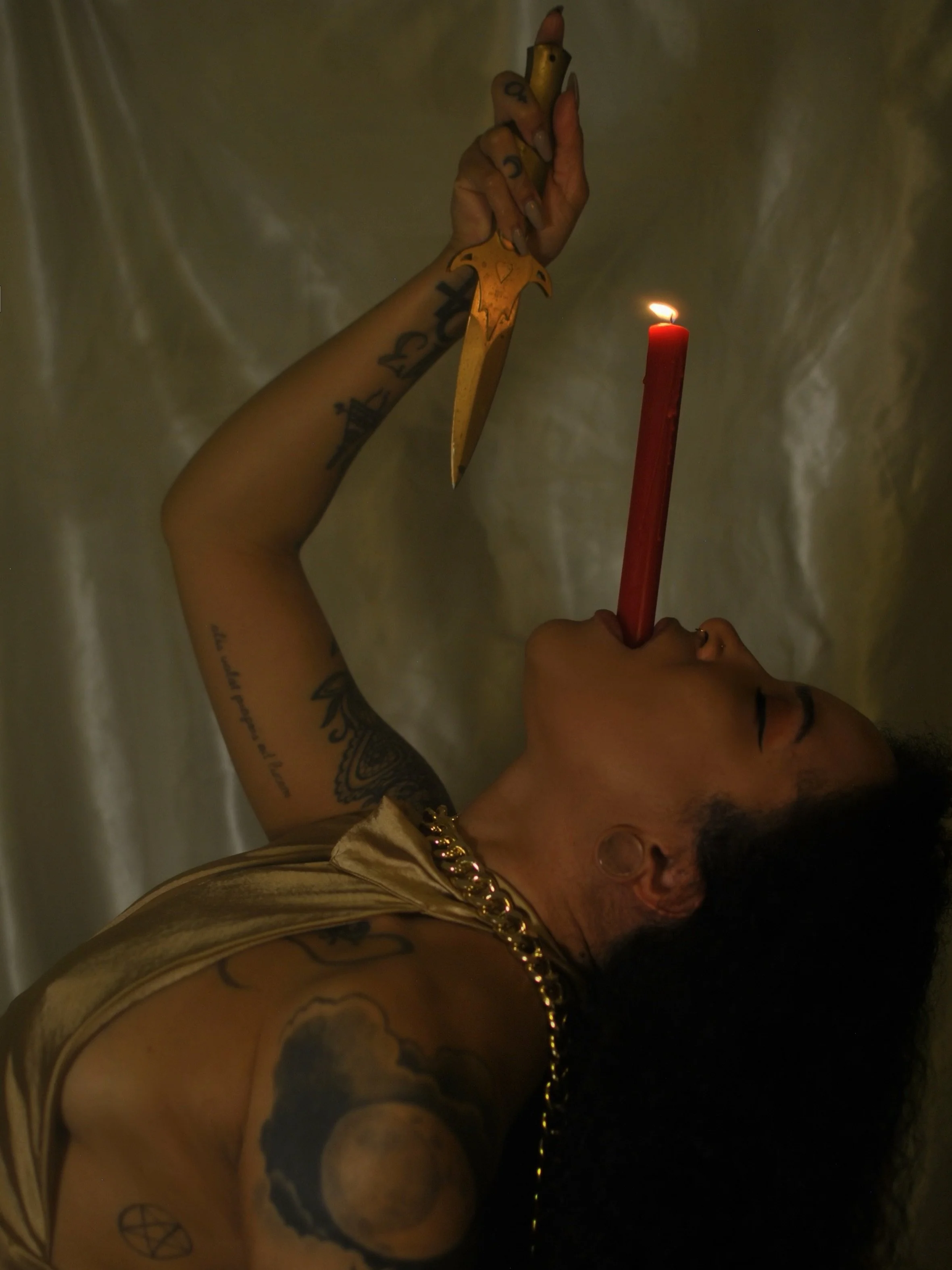 a vow-renewal ceremony for one.🌹

#darkphotographer #artphotography #creativeritual #photographyartist #shotonnikon