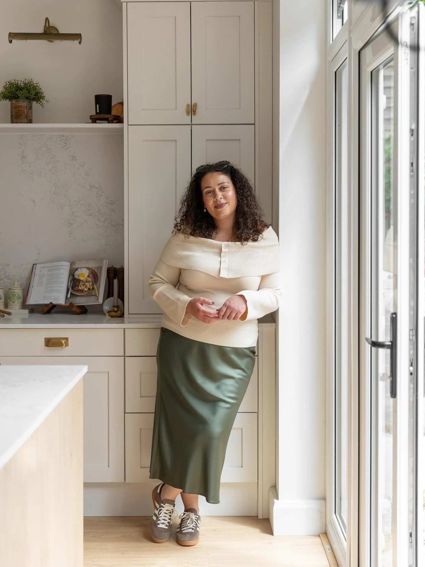 Did you know that you can &ldquo;house shop&rdquo; for your brand shoot?
Cool! I know right? If your home or workspace isn&rsquo;t quite right for your brand you can hire a home from @styledhomestudios by the hour.
This space owned by @ohsokel suited