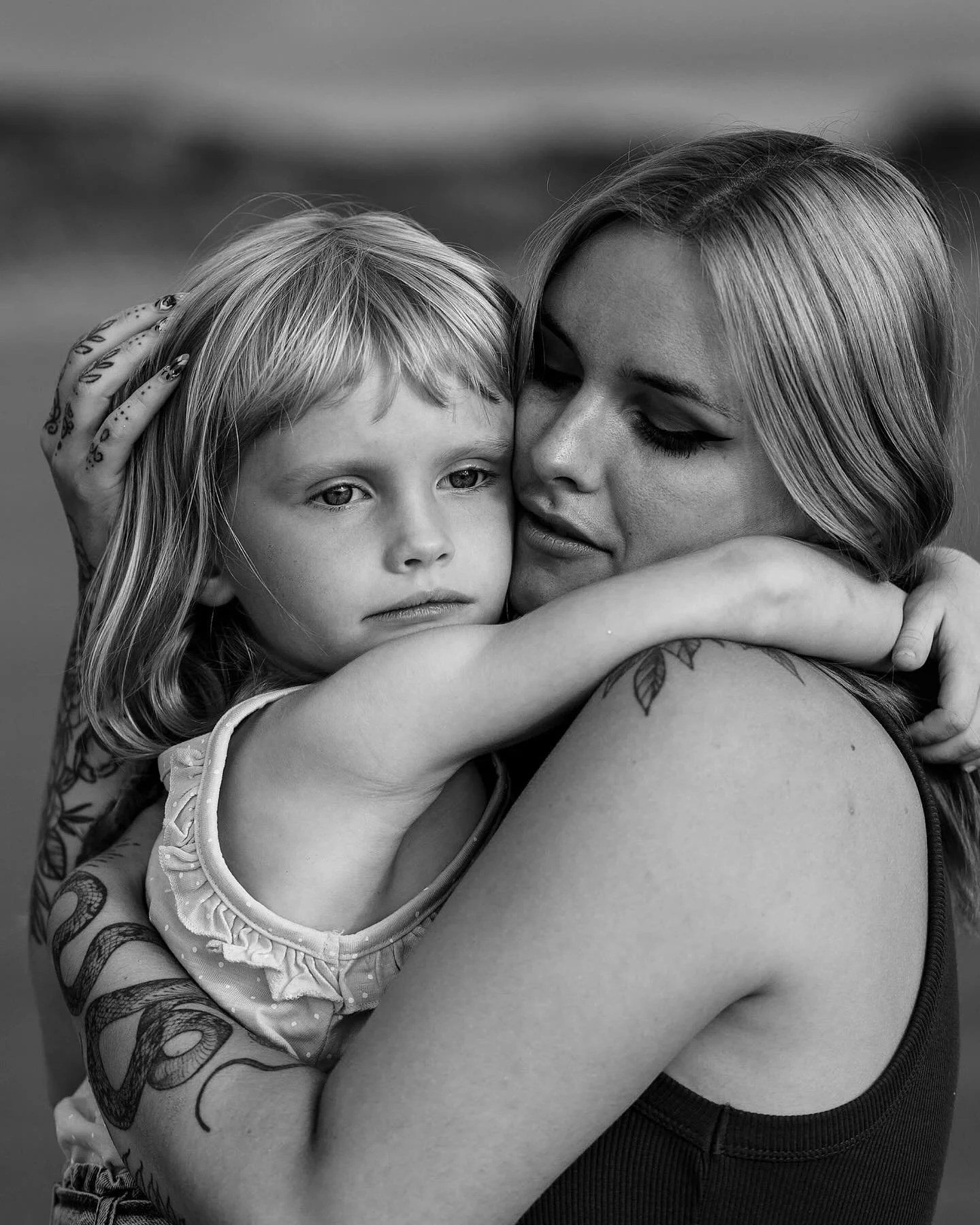 I&rsquo;m a little disoriented with the clocks moving forward.
So here&rsquo;s a sweet motherhood session from the summer when the sun set past 9pm.☀️