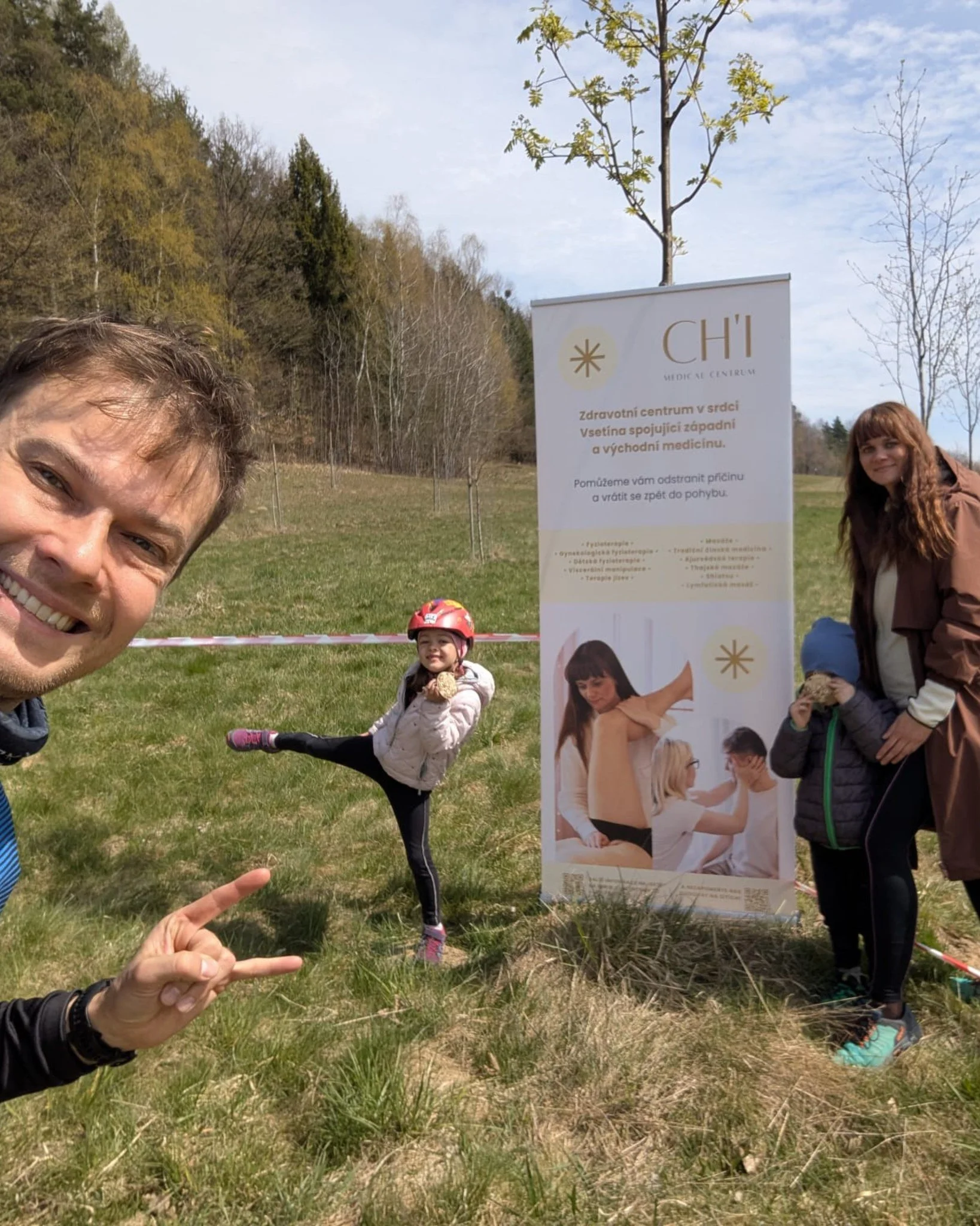 FAND&Iacute;ME POHYBU A M&Iacute;STN&Iacute;M AKC&Iacute;M! 🤩

V CH'I Centru věř&iacute;me, že rovnov&aacute;ha a energie nejsou jen o cvičen&iacute; u n&aacute;s v s&aacute;le, ale i o skvěl&yacute;ch z&aacute;žitc&iacute;ch venku a podpoře komunit