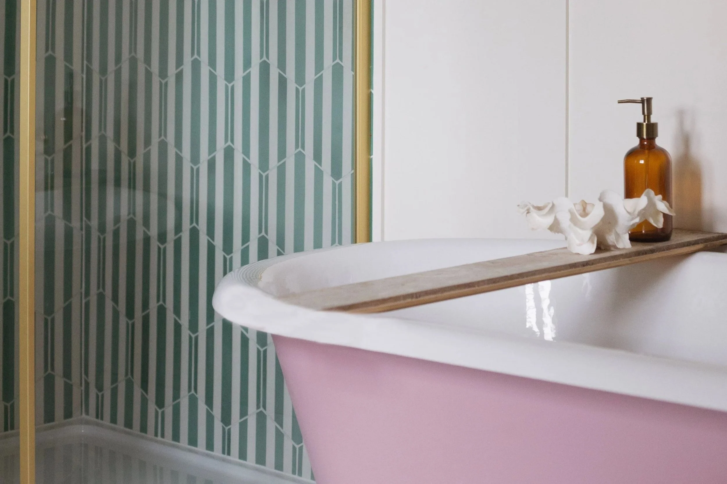bathroom-details-in-copper-beech-room-in-glebe-house-hotel-in-devon.jpg