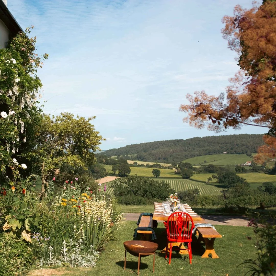 outdoor-dining-experience-for-tourists-in-devon.jpg