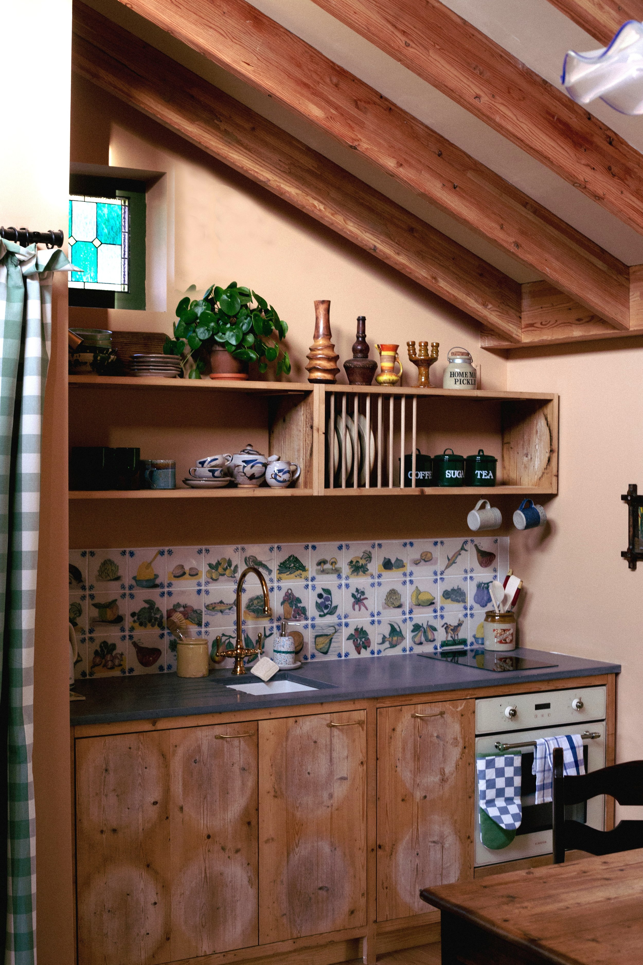 CabinKitchen.jpg
