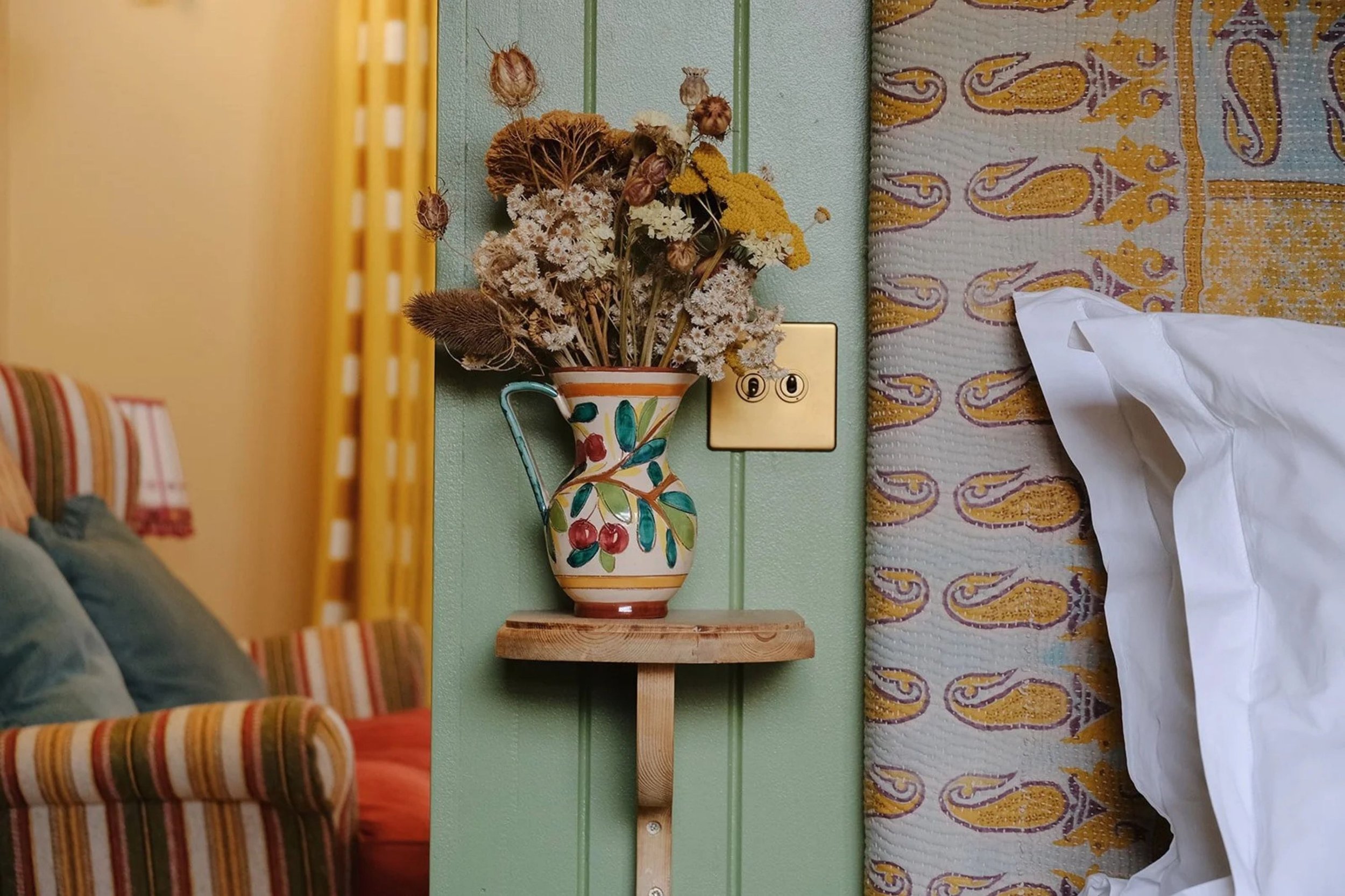 boutique-hotel-cabin-interior-details-crows-nest-in-glebe-house-devon.jpg
