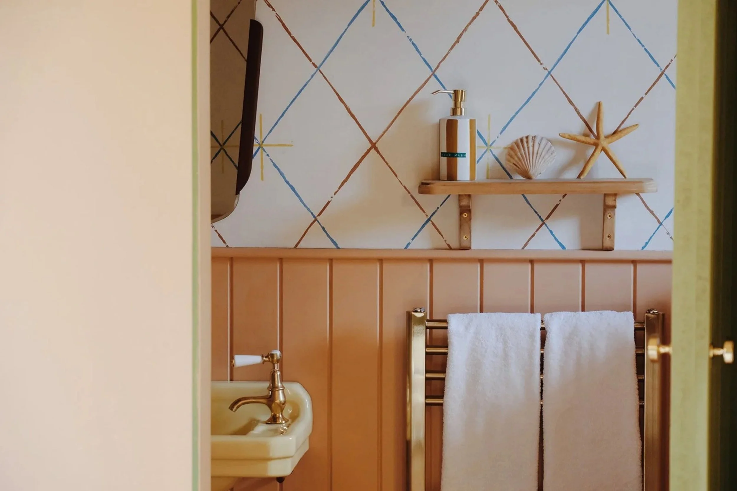 boutique-hotel-cabin-bathroom-details-crows-nest-in-glebe-house-devon.jpg