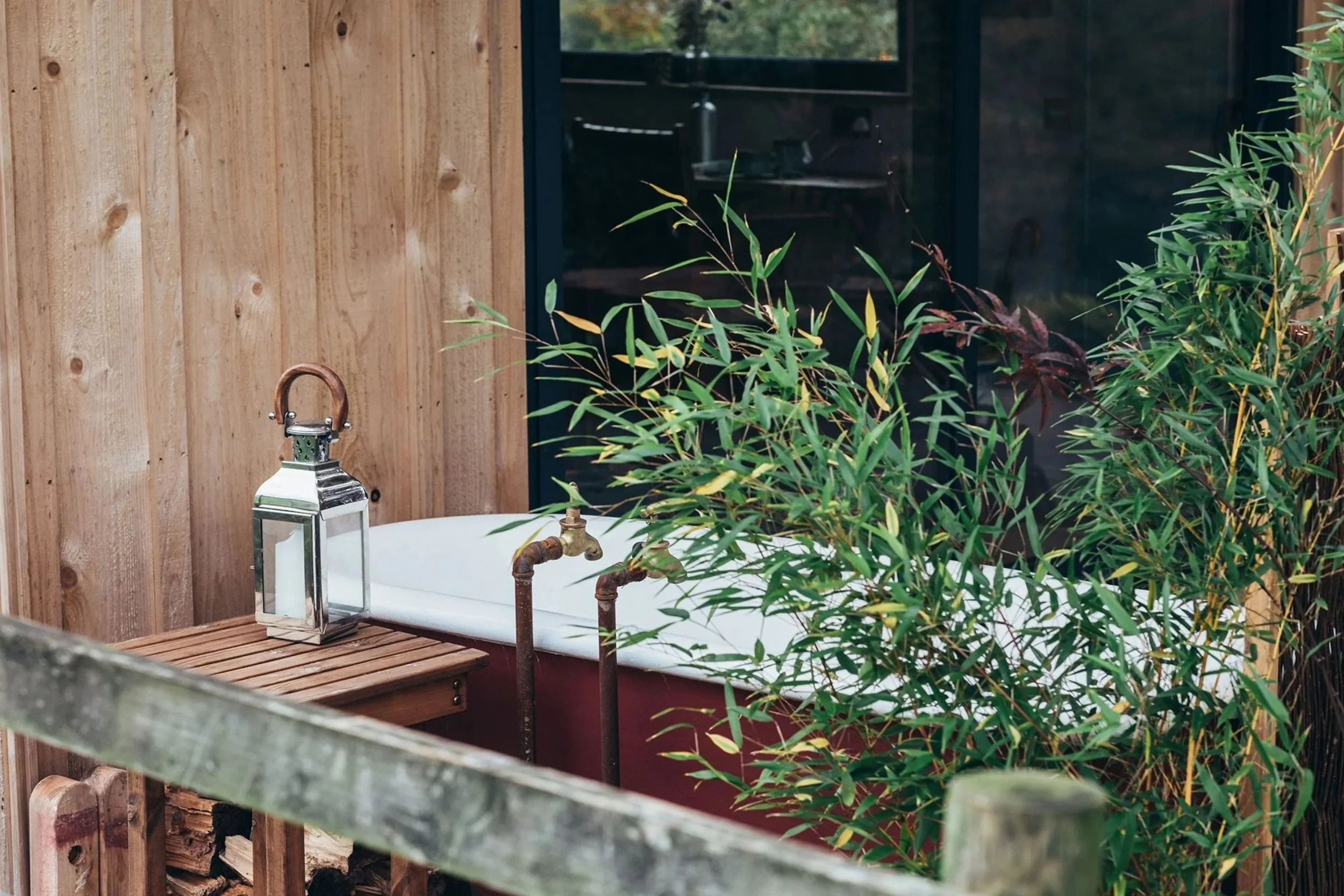 outdoor-bath-of-best-boutique-hotel-glebe-house-in-UK.jpg