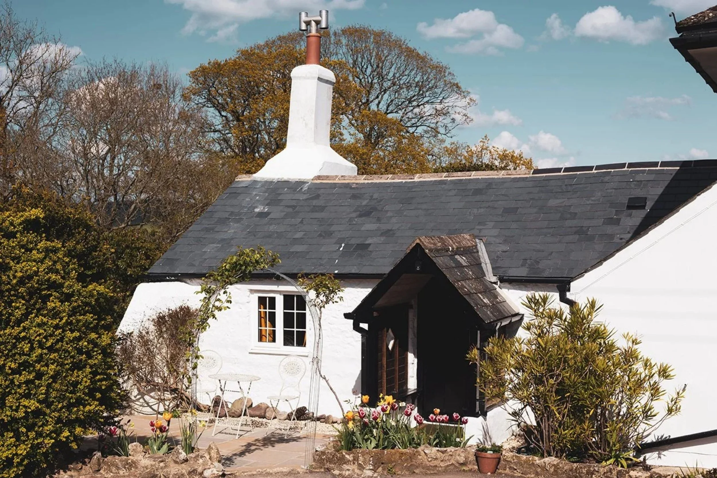 facade-of-best-bed-and-breakfast-in-Devon-for-tourists.jpg