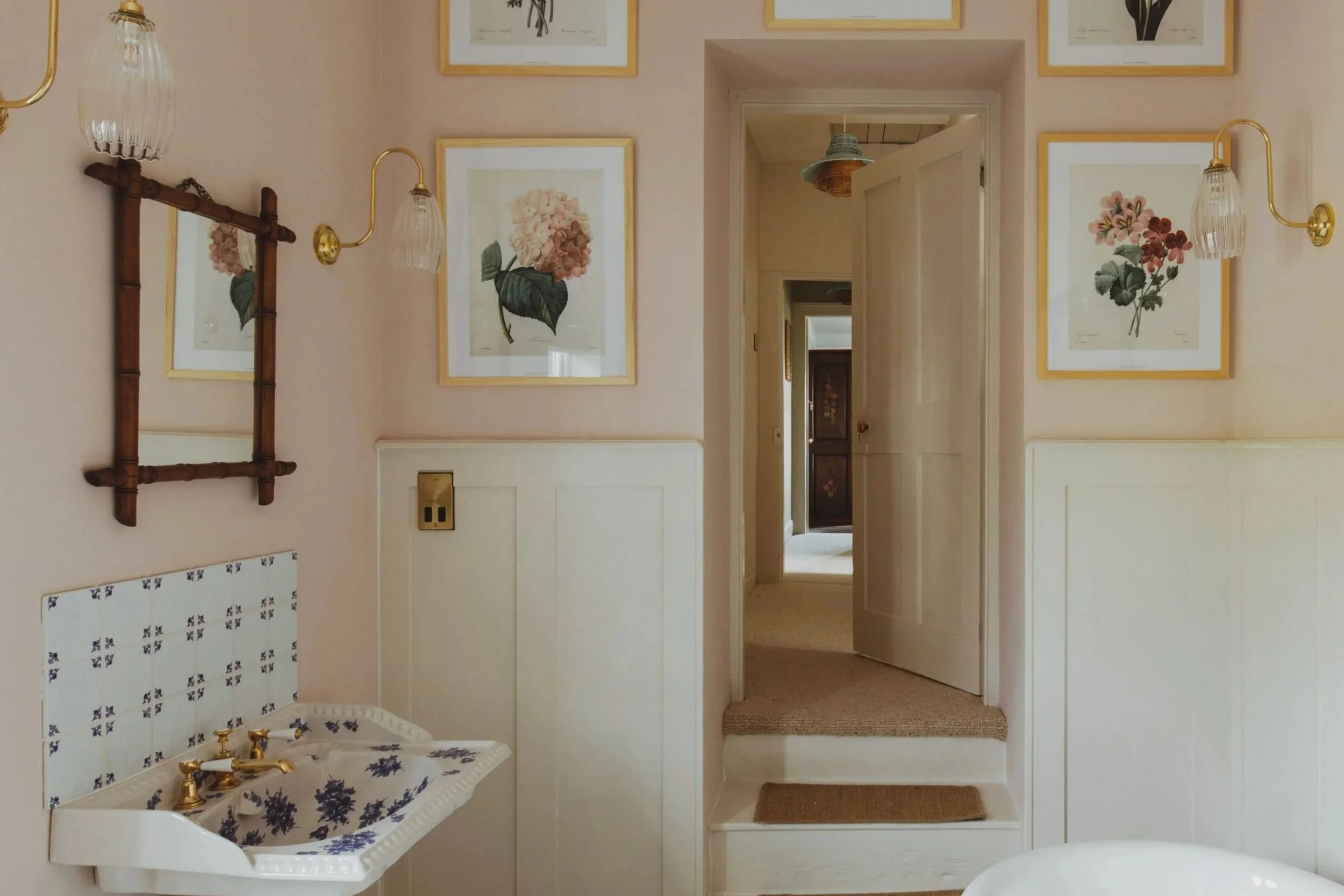 bathroom-of-house-hotel-accommodation-for-tourists-in-lyme-regis.jpg