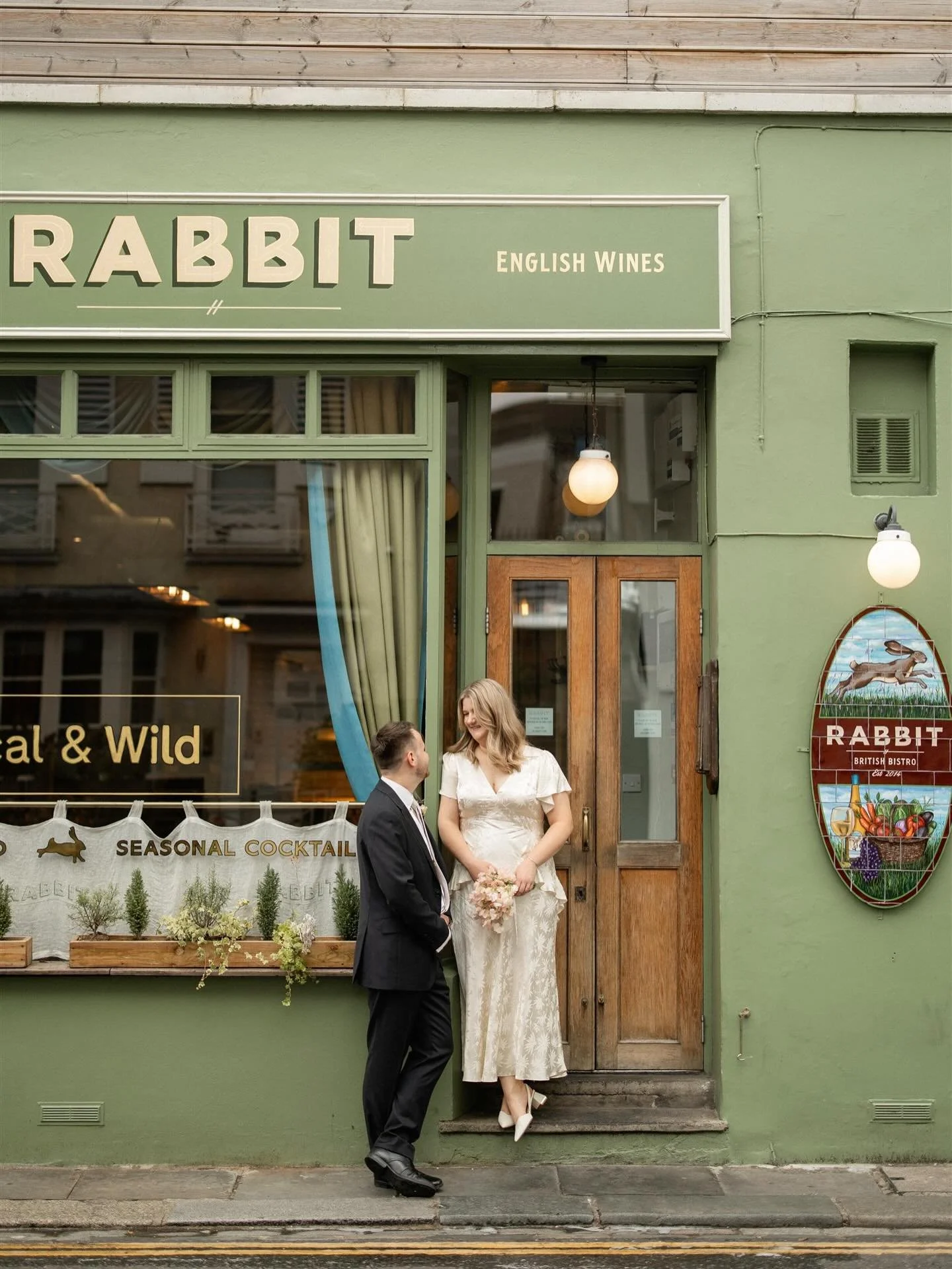 The beautiful Helen + Dan for their legal wedding at Chelsea old Town Hall. I met them when they were guests at Wedding and was thrilled they asked me to be part of their day. 

📍@marrymeinchelsea + green restaurant is @rabbit_resto 

Gorgeous dress