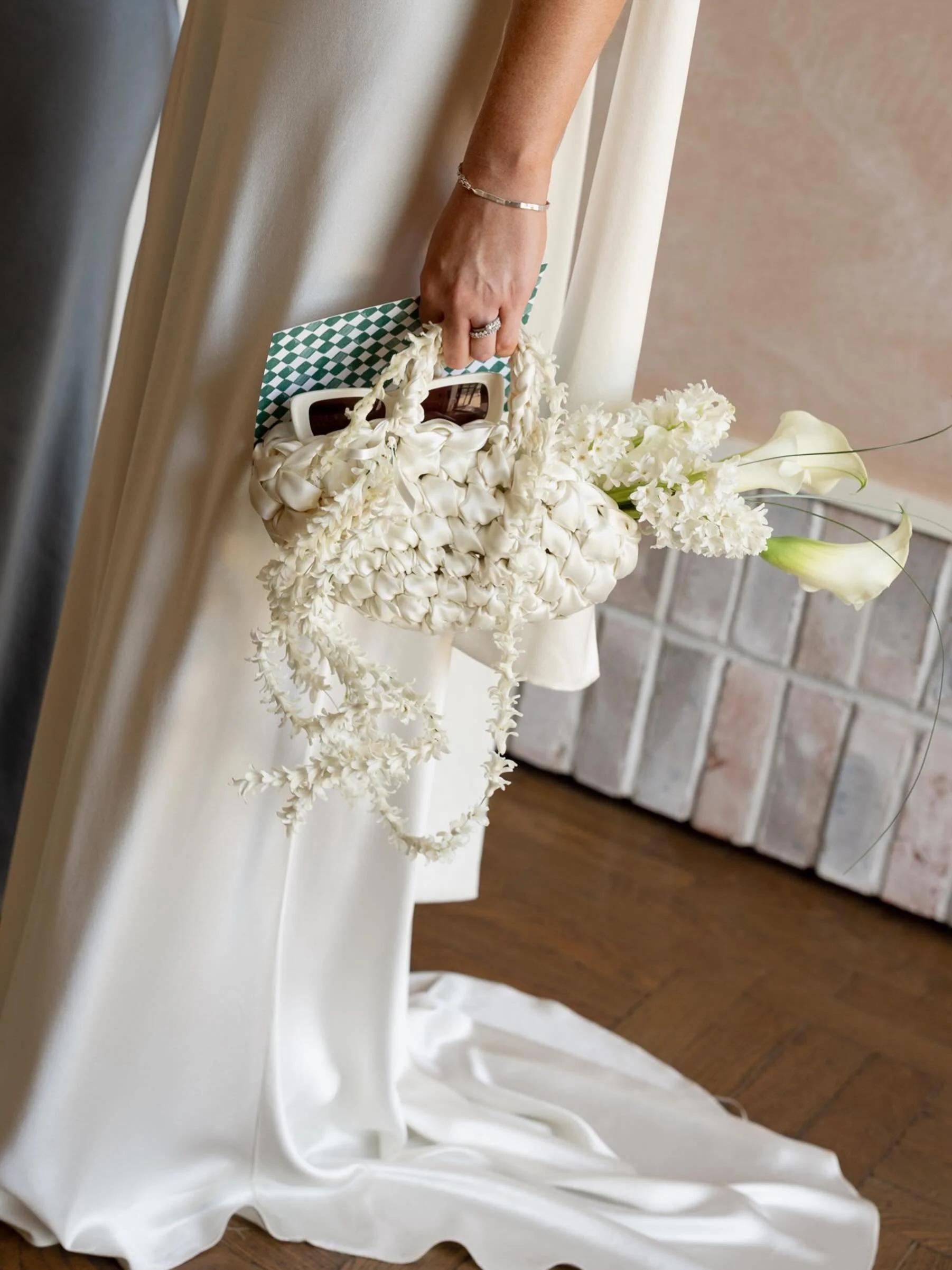 A short story -
Once upon a time&hellip;.
Simone&rsquo;s bridal bag 
(@isladegar + @floandthefoxglove) 
The End 
💋

More of this to come&hellip;

Dress is @thebriderie 
Venue @limekilnsussex 
Video @hanhmadefilms 
Stationary @aisling_erin_design 

#