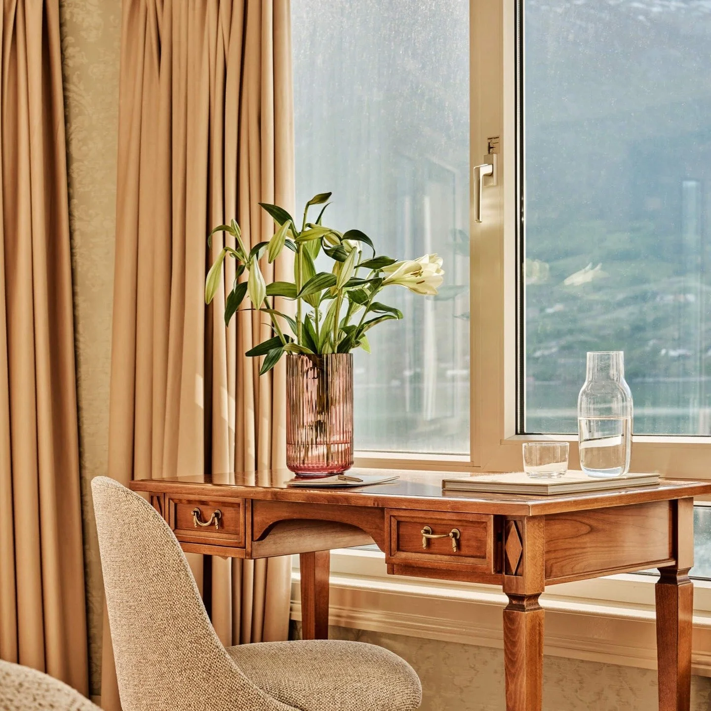 Digger kombinasjonen av gamle og nye m&oslash;bler p&aring; @hotelullensvang 
Foto @heimrcollection 
Gjort i samarbeid med @nina_i_frisk