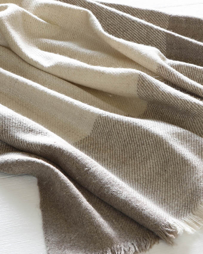 châle en cachemire teinte naturelle blanc cassé et bande grise