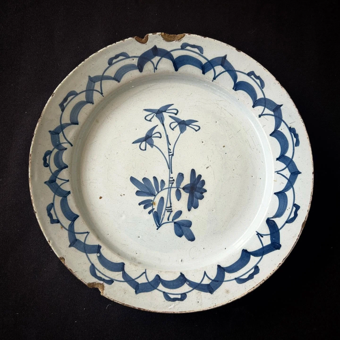 SOLD English delftware plate c 1720, probably Lambeth. 
Understated stylish hand painted design on a &lsquo;pancake shape&rsquo; plate. 
Chips, otherwise good. 
D 23cm
#18thcenturyantiques #englishdelftware #antiques
#countryhousestyle #decorativesnt