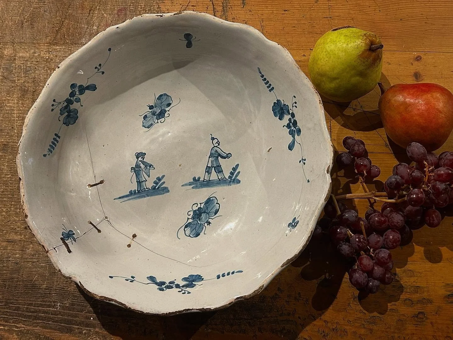 SOLD Good sized 18th century French earthenware bowl with chinoiserie decoration. Scalloped edge, rivet repairs.
Diameter 29cm height 10cm

#frenchfaience #countryhouse #faience #delft #fruitbowl #rivets #antiques #antiqueshop #interiors