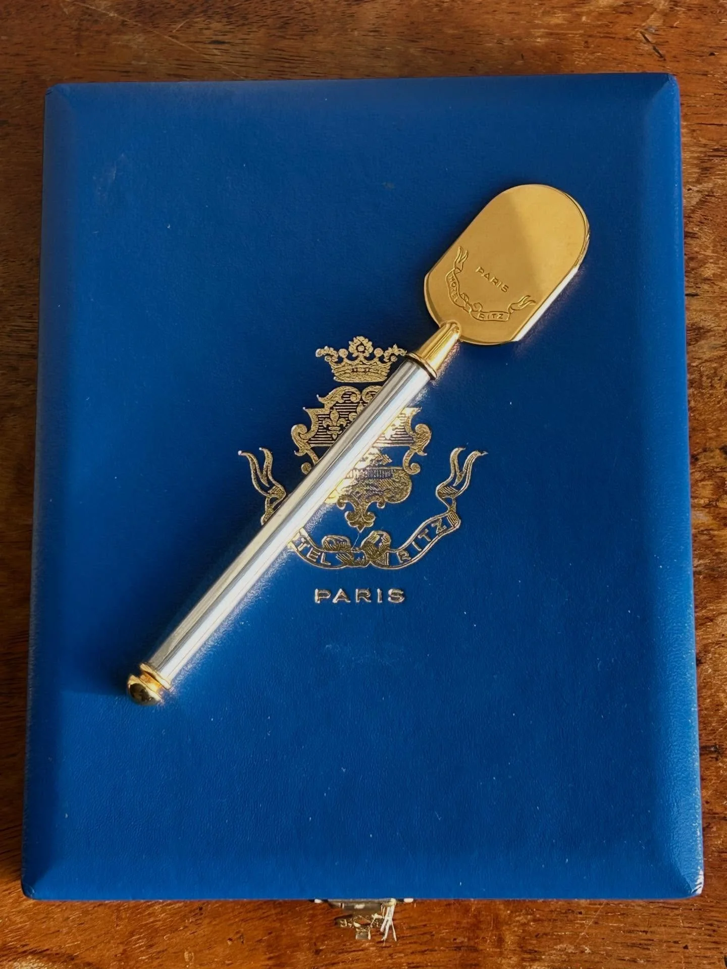 Vintage cased set of three silver-gilt caviar tasting spoons (or palettes) from The Ritz hotel, Paris. 
Silver plated handle, silver-gilt tip 
Spoons 15cm long, gilt branded box 18x15cm
Excellent condition 
&pound;95

#decadence #vintage #caviar #ant