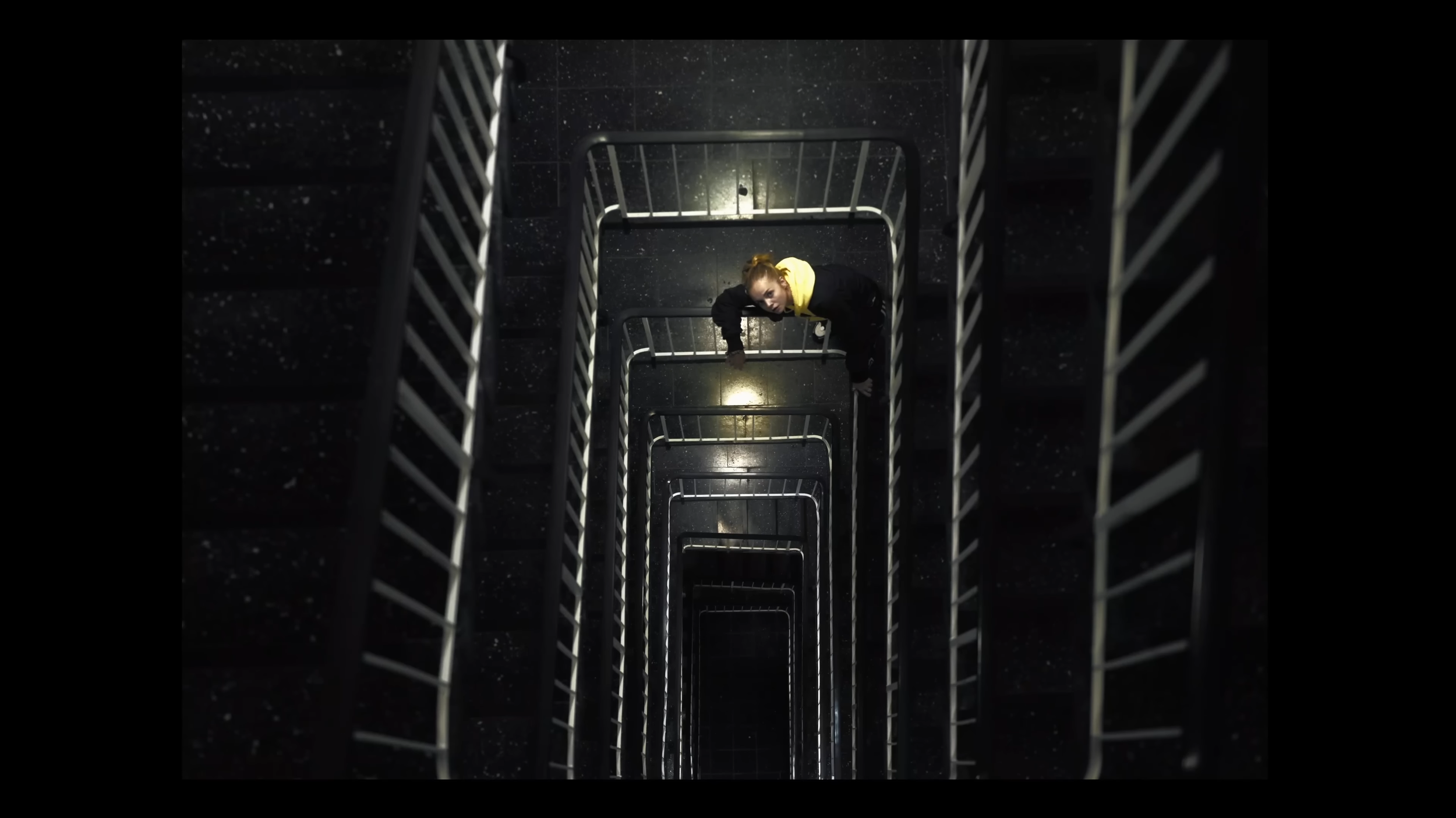 Paula Hartmann - Truman Show Boot (Offizielles Musikvideo) 2-23 screenshot.png