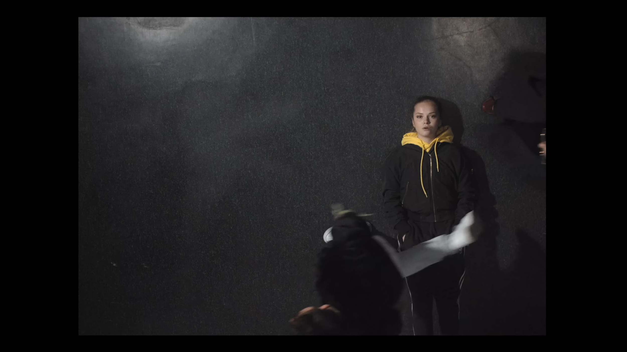 Paula Hartmann - Truman Show Boot (Offizielles Musikvideo) 1-27 screenshot.png