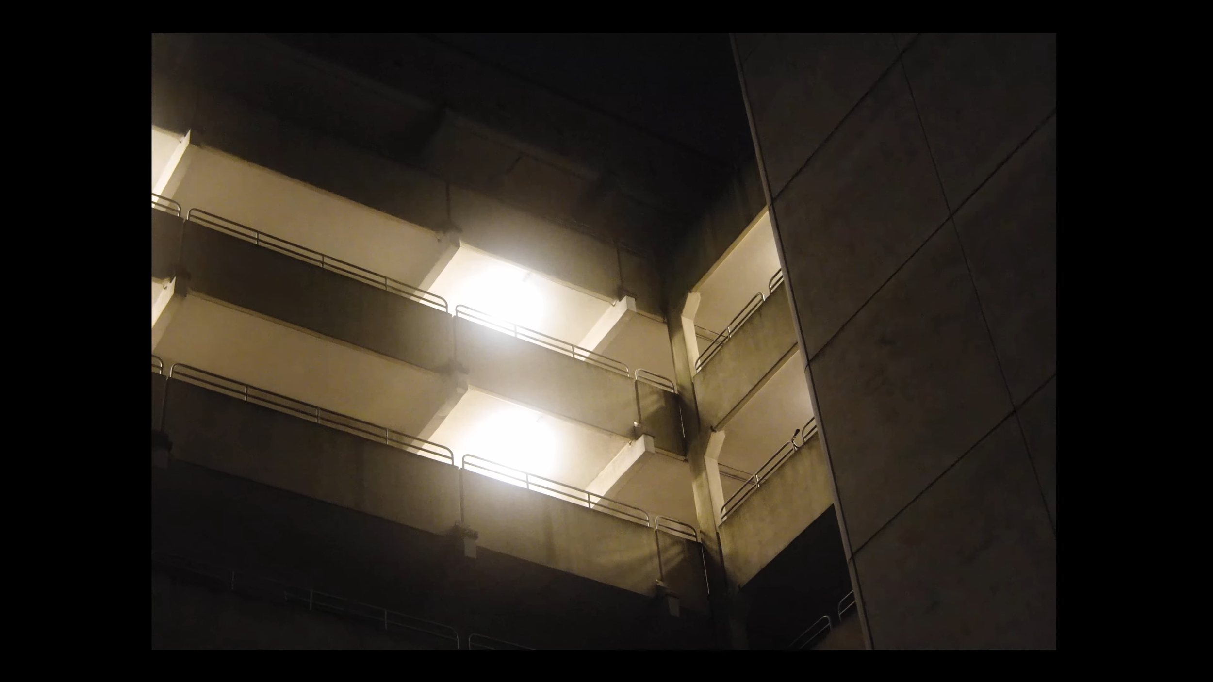 Paula Hartmann - Truman Show Boot (Offizielles Musikvideo) 1-18 screenshot.png