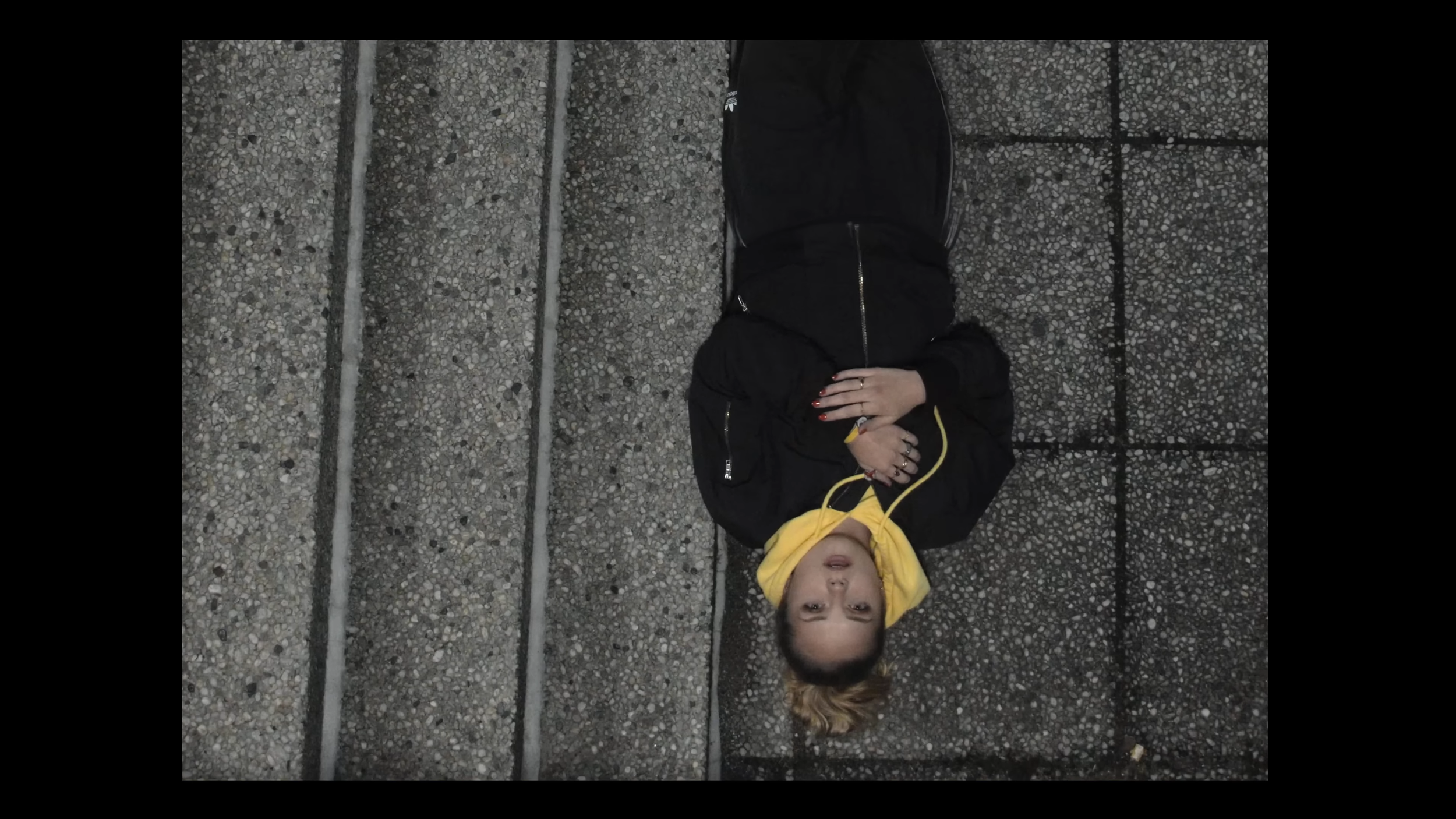 Paula Hartmann - Truman Show Boot (Offizielles Musikvideo) 2-2 screenshot.png