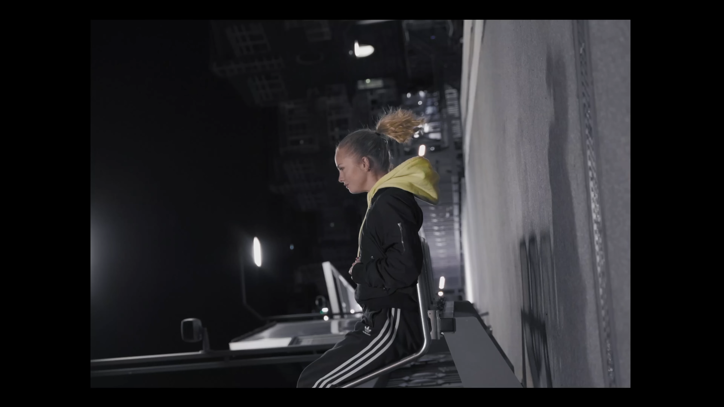 Paula Hartmann - Truman Show Boot (Offizielles Musikvideo) 2-37 screenshot.png