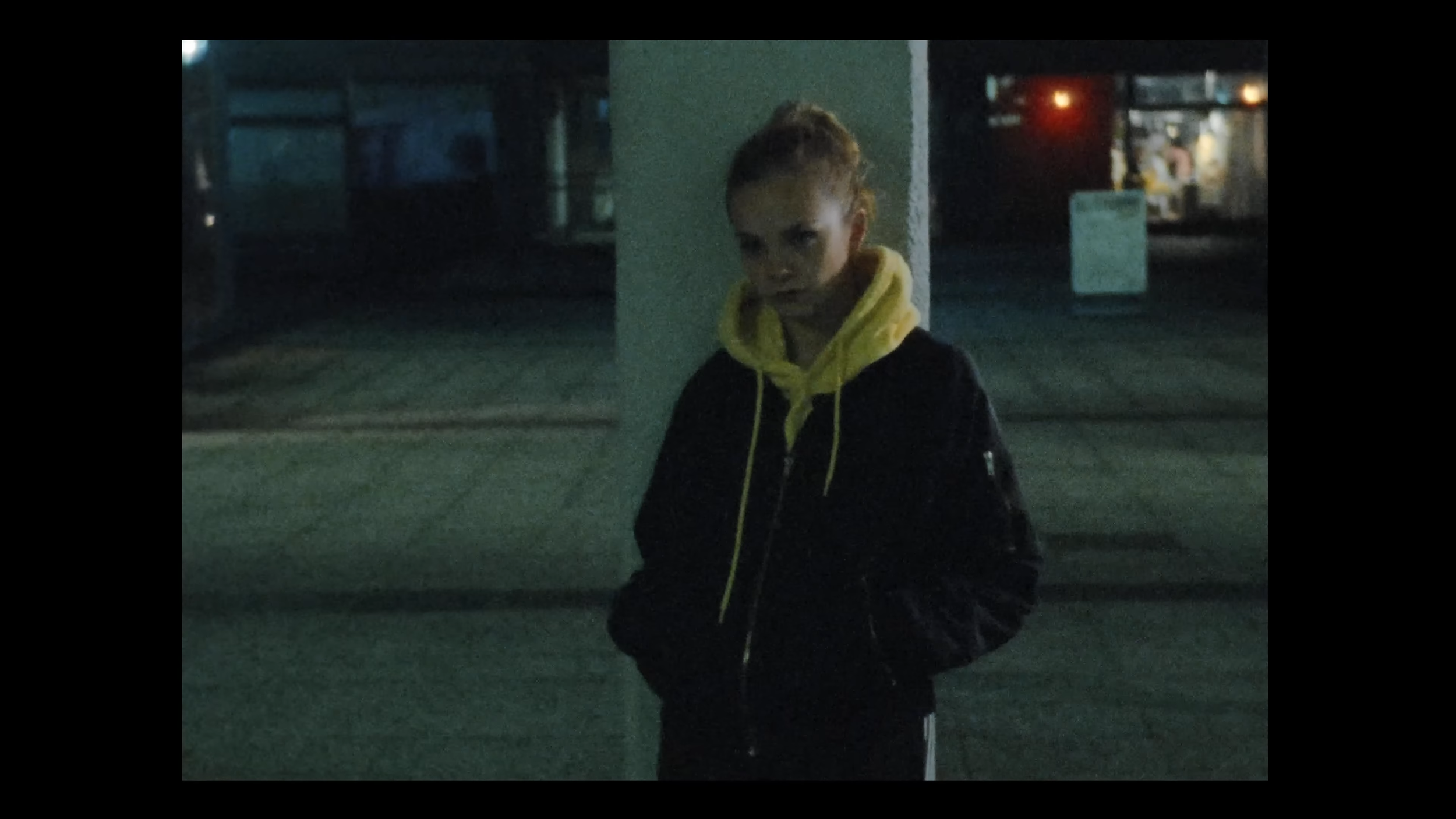 Paula Hartmann - Truman Show Boot (Offizielles Musikvideo) 0-59 screenshot.png