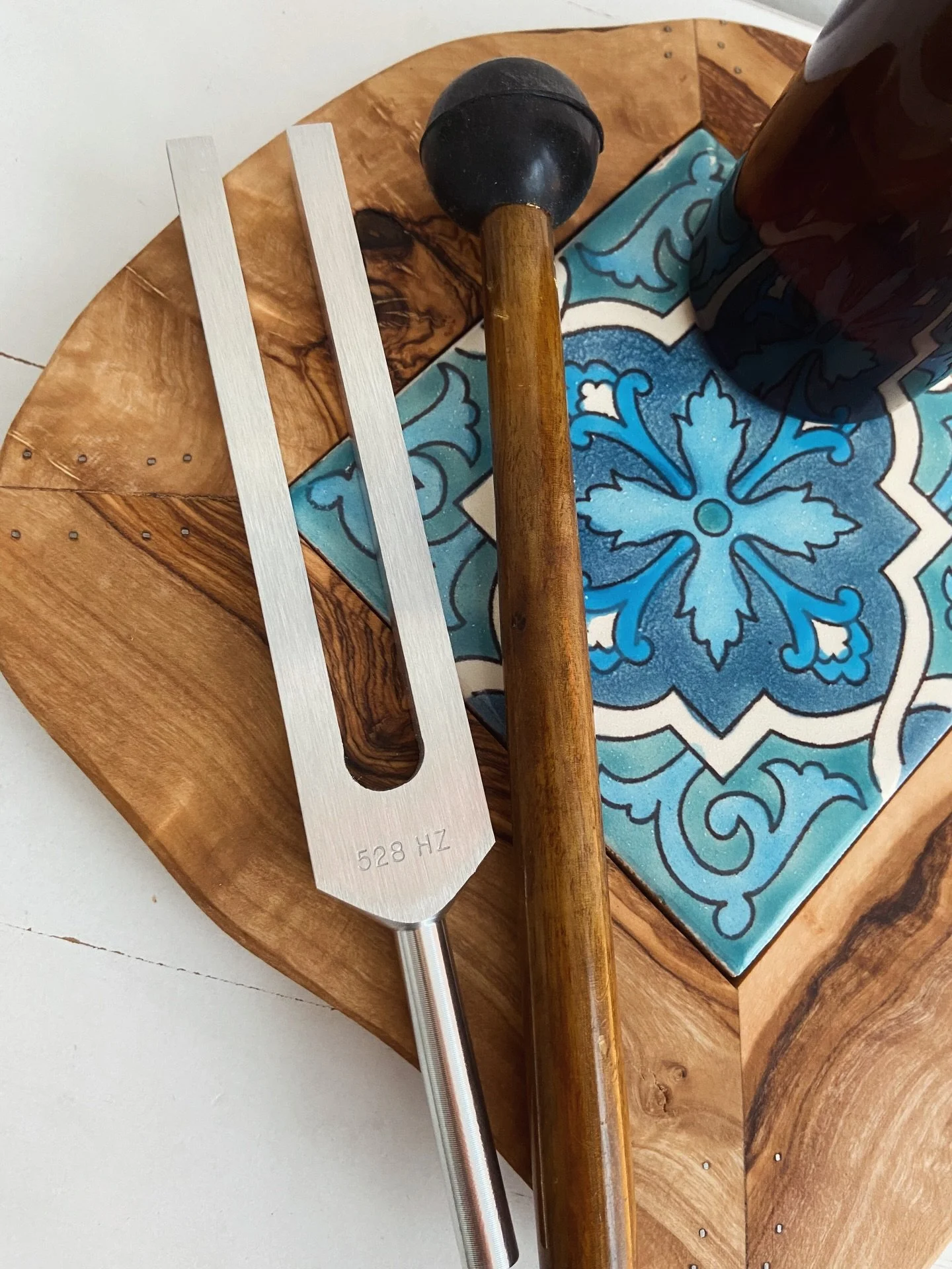 528 hz for today 🌎
a gentle return to your natural rhythm
held in reiki, sound, and intuitive touch

#energyhealing#reiki#soundtherapy#massage