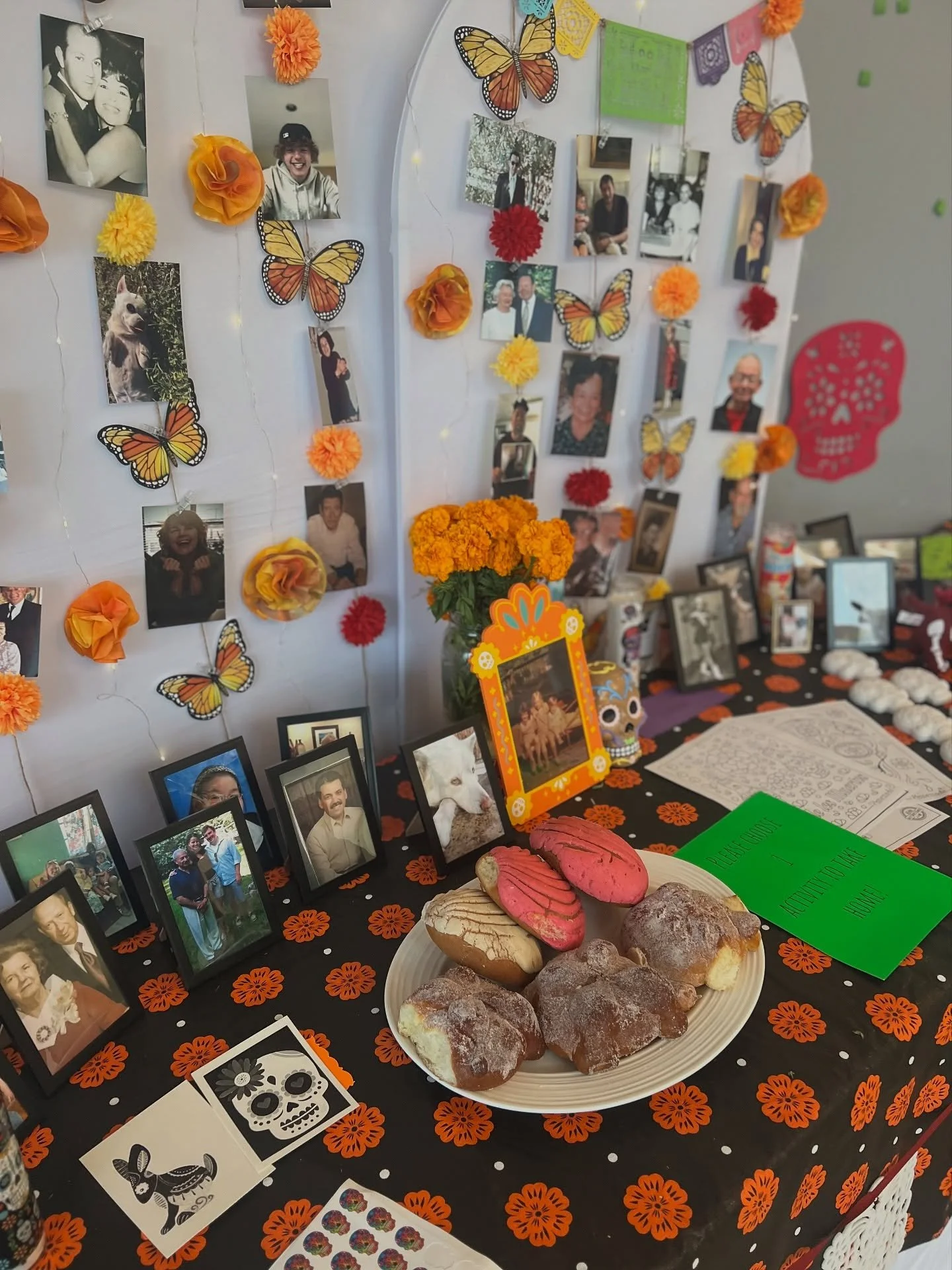 Much&iacute;simas gracias a todos los padres de familia y maestras que participaron en este d&iacute;a tan especial. Nuestro altar refleja bellamente el amor y las memorias que llevamos todos en el coraz&oacute;n de nuestros seres especiales. Esta ce