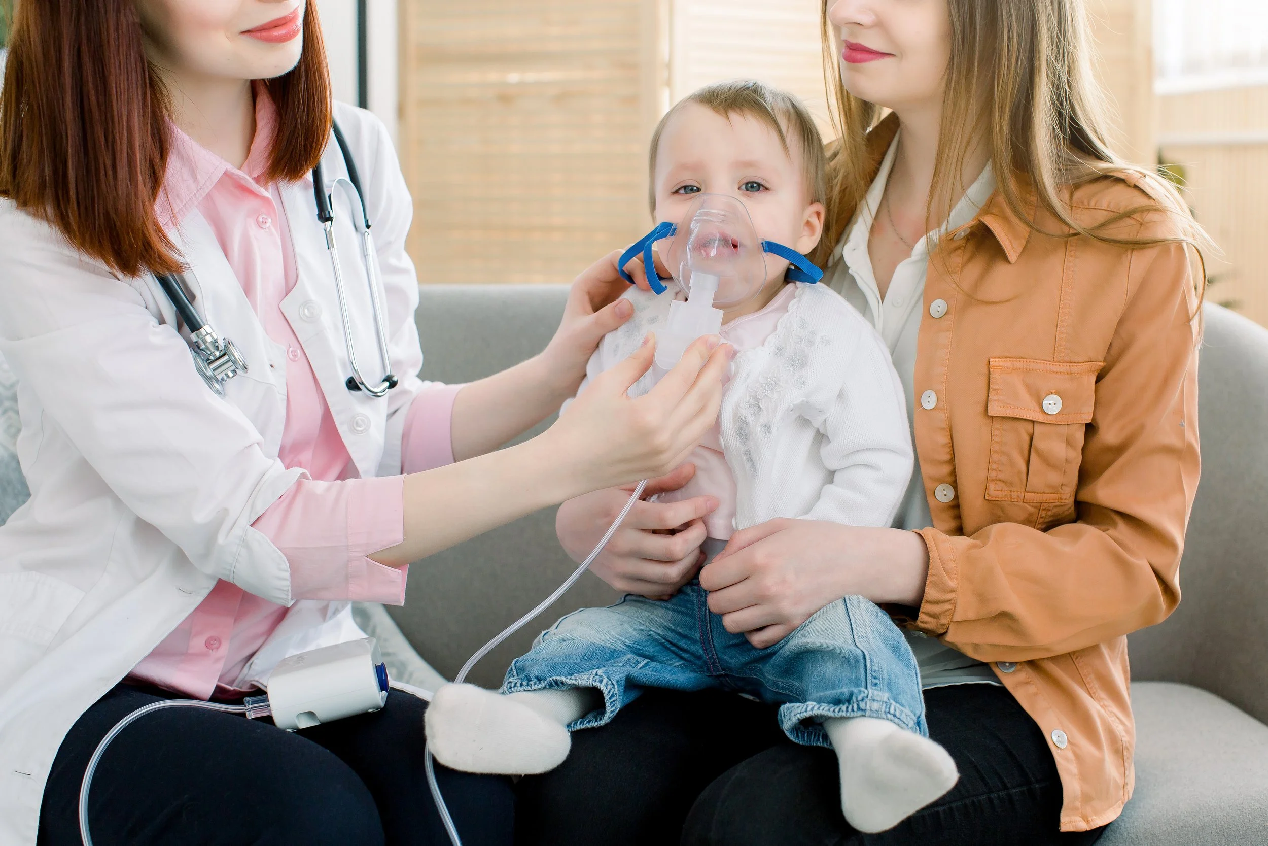 woman-doctor-hold-a-mask-vapor-inhaler-for-little-2021-11-24-00-52-17-utc.jpg