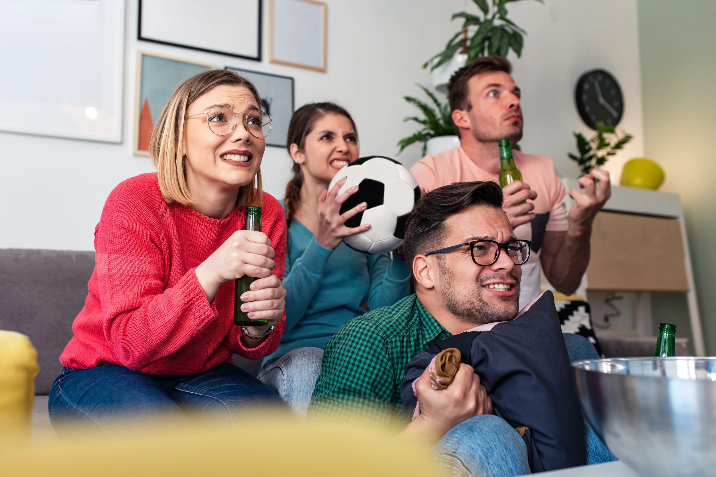 Amigos disfrutando un partido de fútbol