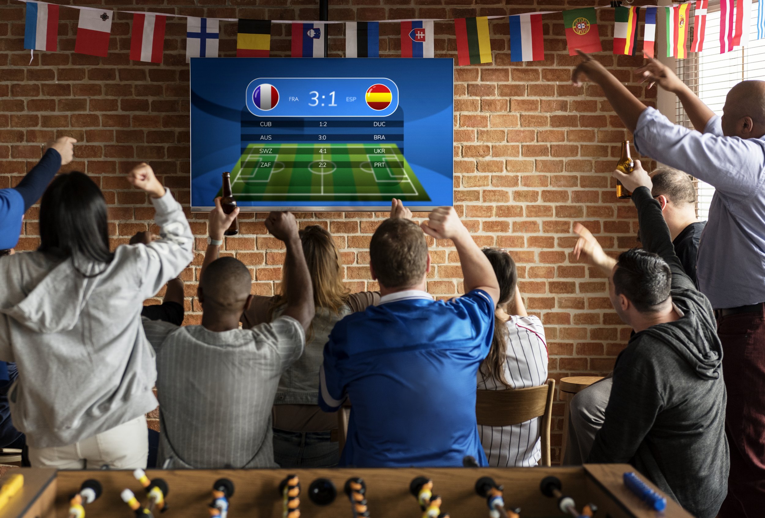 Personas celebrando un partido
