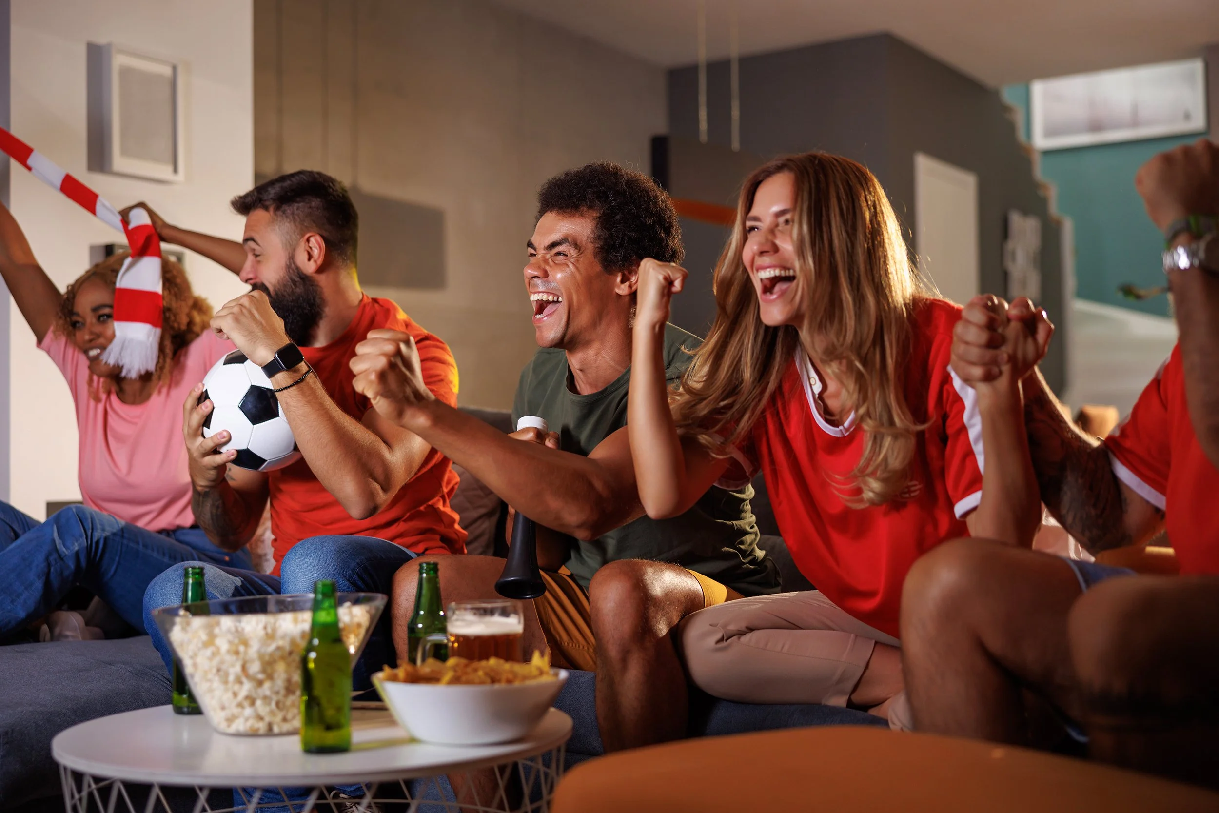 Amigos viendo un partido en sala