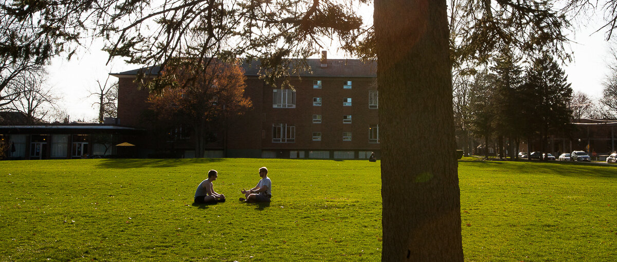 Students sit and talk on Post lawn. (Robert Nguyen/TKS) 