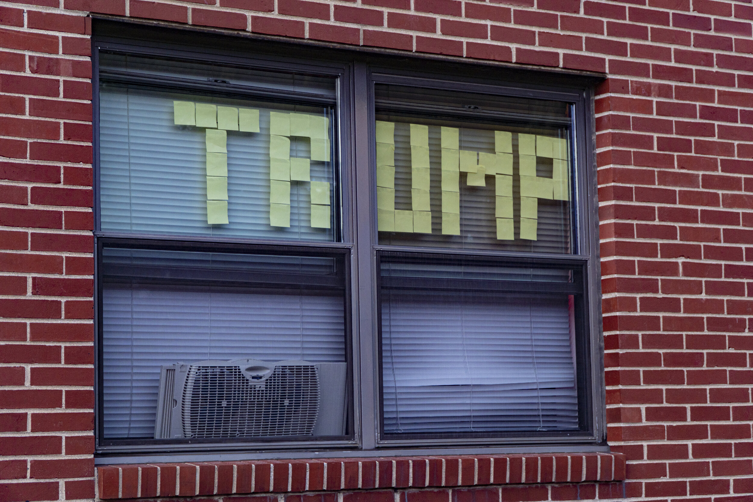  The word “TRUMP” laid out on a student’s window in sticky notes. (Rob Nguyen/TKS) 