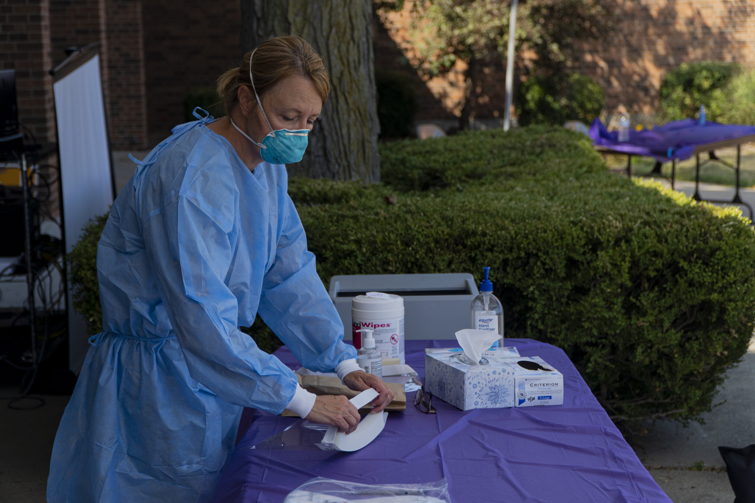 Claire Palmer with Health Services prepares for COVID tests as students arrive to campus. (Rob Nguyen/TKS)