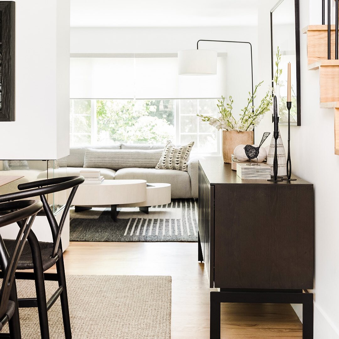 💬 So..this is your friendly reminder that staging doesn&rsquo;t have to break the bank.&nbsp;⁠
⁠
6 tips for a DIY stage that will have buyers falling in love with your home:⁠
⁠
1. Get rid of furniture, accessories, and knick-knacks that crowd floors