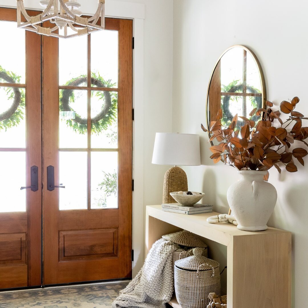 🍁🏠🍂 How to add a touch of autumn to your home 🍂🏠🍁⁠
⁠
Ever feel overwhelmed decorating for each season? Or would you like to take a more minimal approach?⁠
⁠
You don&rsquo;t have to spend tons of money on decor (unless you want to!). A few simpl