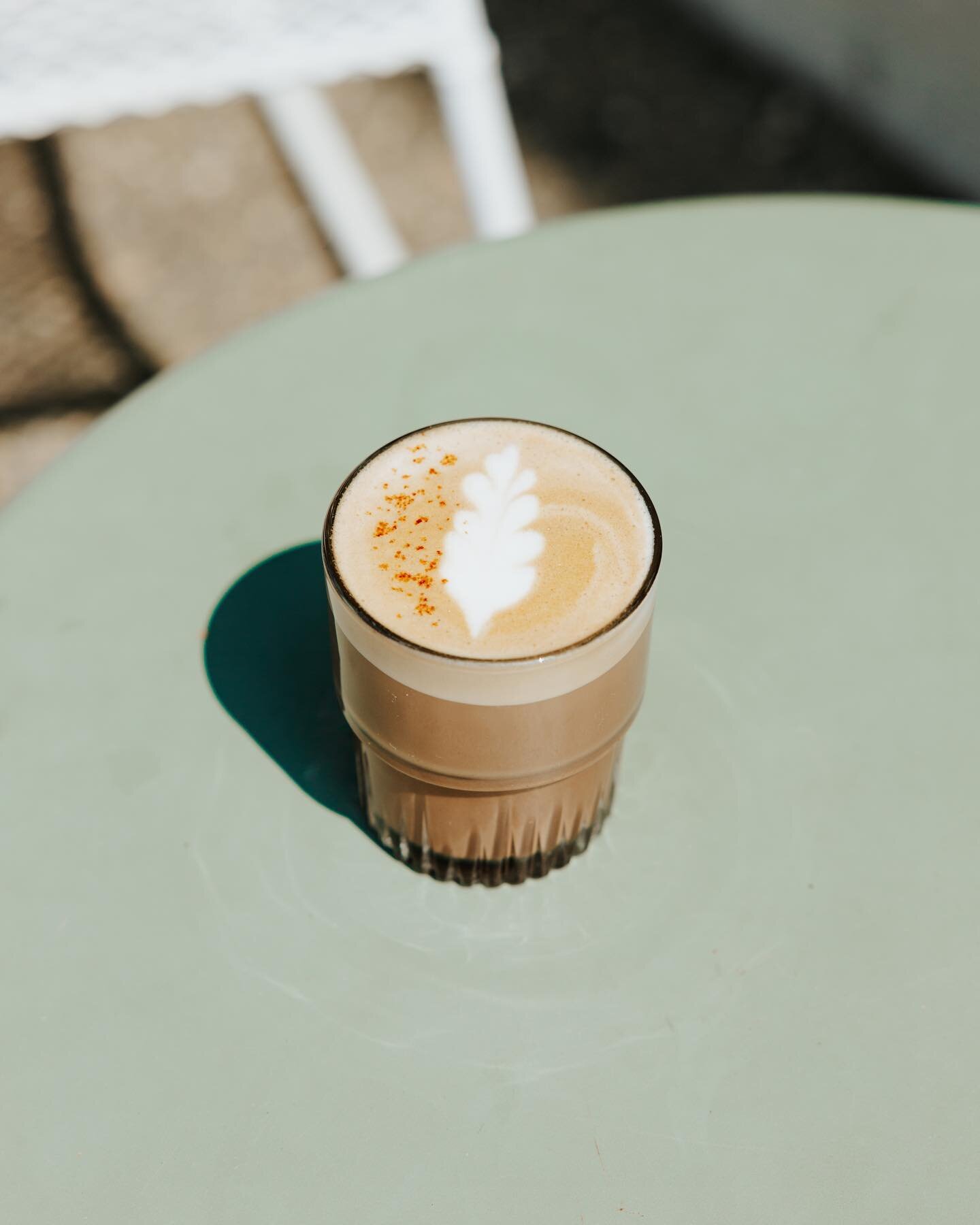 Stop on by for a latte and a breakfast sandwich to warm you up + remind you of sunnier days 

breakfast til 11am, lunch + dinner 11am-8pm

Oaxaca latte with @canyoncoffee espresso, @sweetgrasscreameryct milk, piloncillo, dark chocolate, Chile de arbo