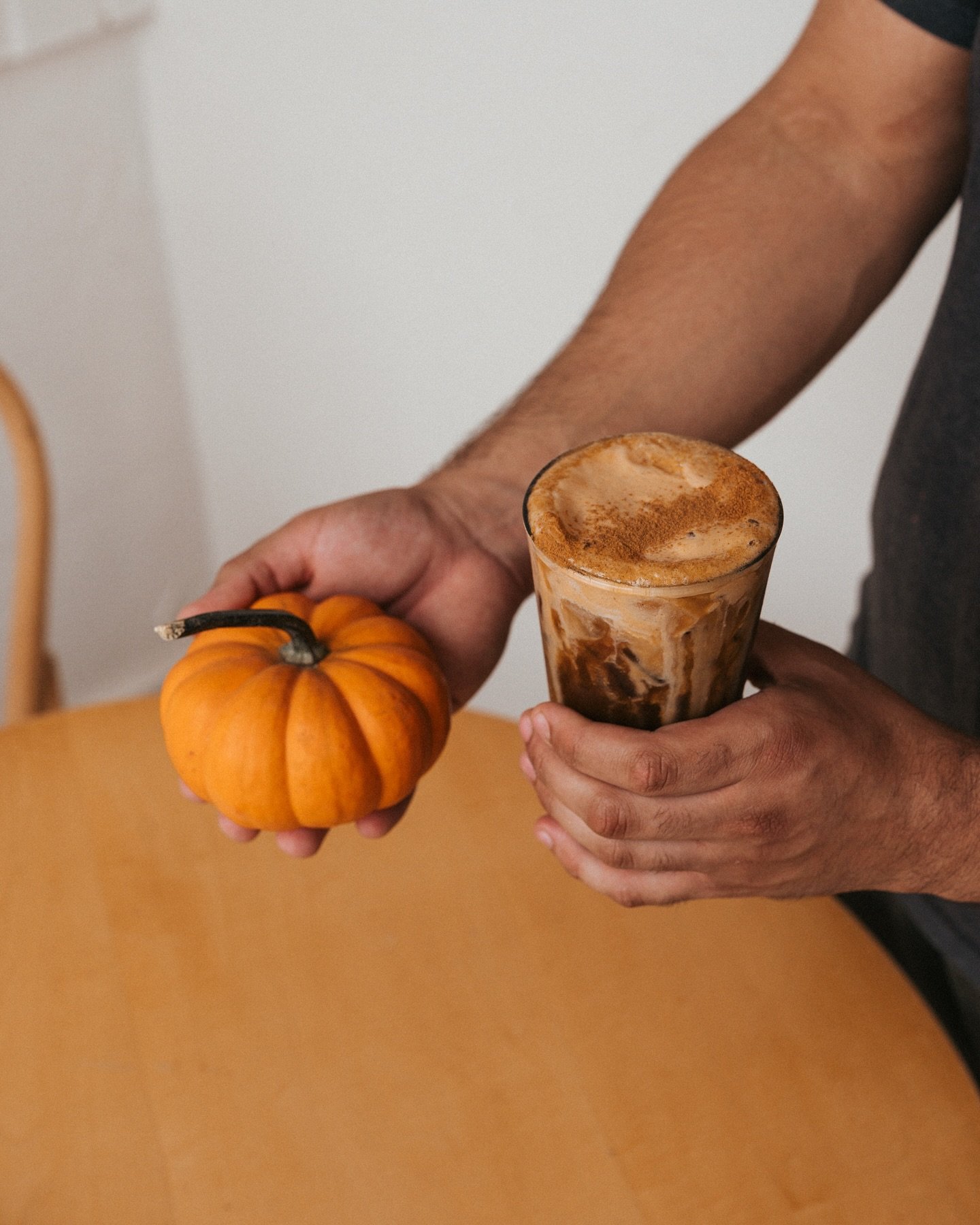 Happy Halloween! 👻 We just couldn&rsquo;t resist the pumpkin spice, it was too spooky 🎃 Pumpkin Cheesecake Shaken Espresso&hellip; who IS she?

shaken @canyoncoffee espresso, house-made pumpkin spice syrup, topped with a pumpkin cheesecake cold foa