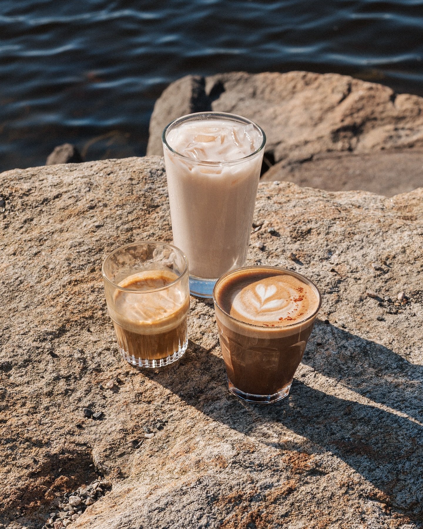 Choose your fighter on this CHILLY Tuesday 🥱☕️ nothing like a nice n&rsquo; spicy Oaxaca to warm you up&hellip; @canyoncoffee espresso, @sweetgrasscreameryct milk, Piloncillo, Dark Chocolate, Chili de Arbol

We&rsquo;re open every day, 7am-8pm