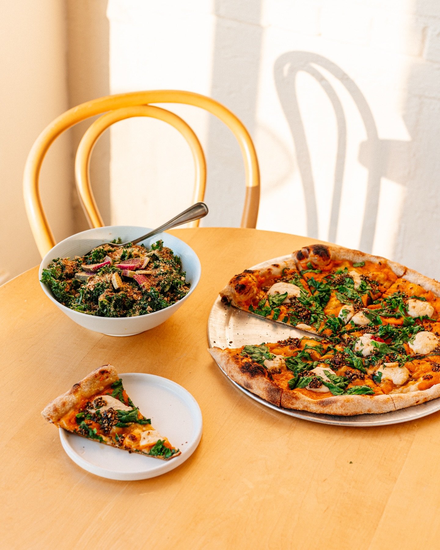 don't forget to stop by and grab your winter faves before we do some spring cleaning! 🌷

stayed tuned for new drinks + food ;) for now, make your monday a little better with your favorite pizza 🍕