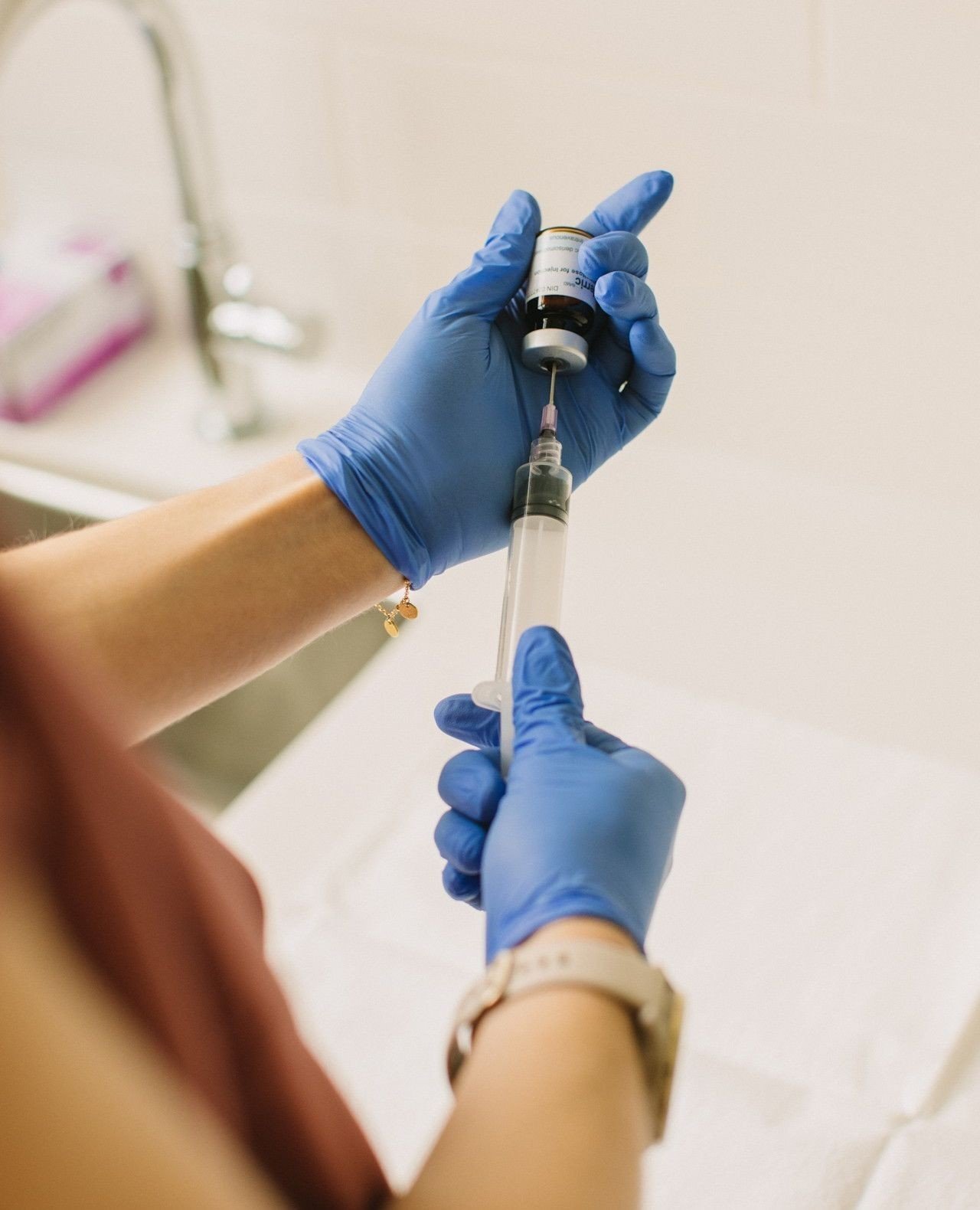 What type of iron is delivered through an IV? 💭⁠
⁠
You may have heard that there are two types of intravenous iron treatments, so lets break down the difference between them.⁠
⁠
Intravenous iron is a treatment used to replenish iron levels in the bo