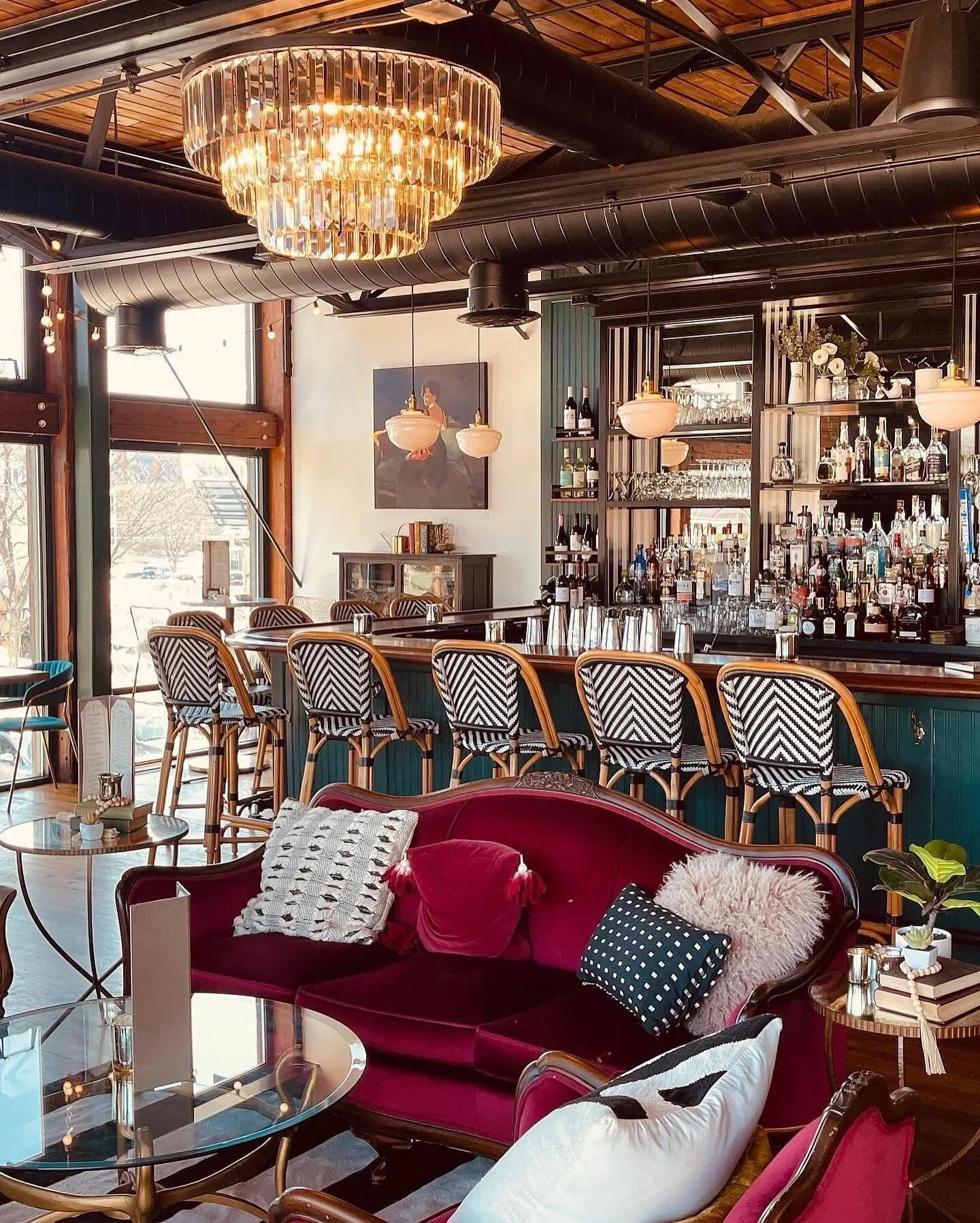 What are your weekend plans? Come visit us and enjoy a delicious meal, craft cocktails, and live music (tonight and Saturday)! 

📸 @newenglandexploringdaily
