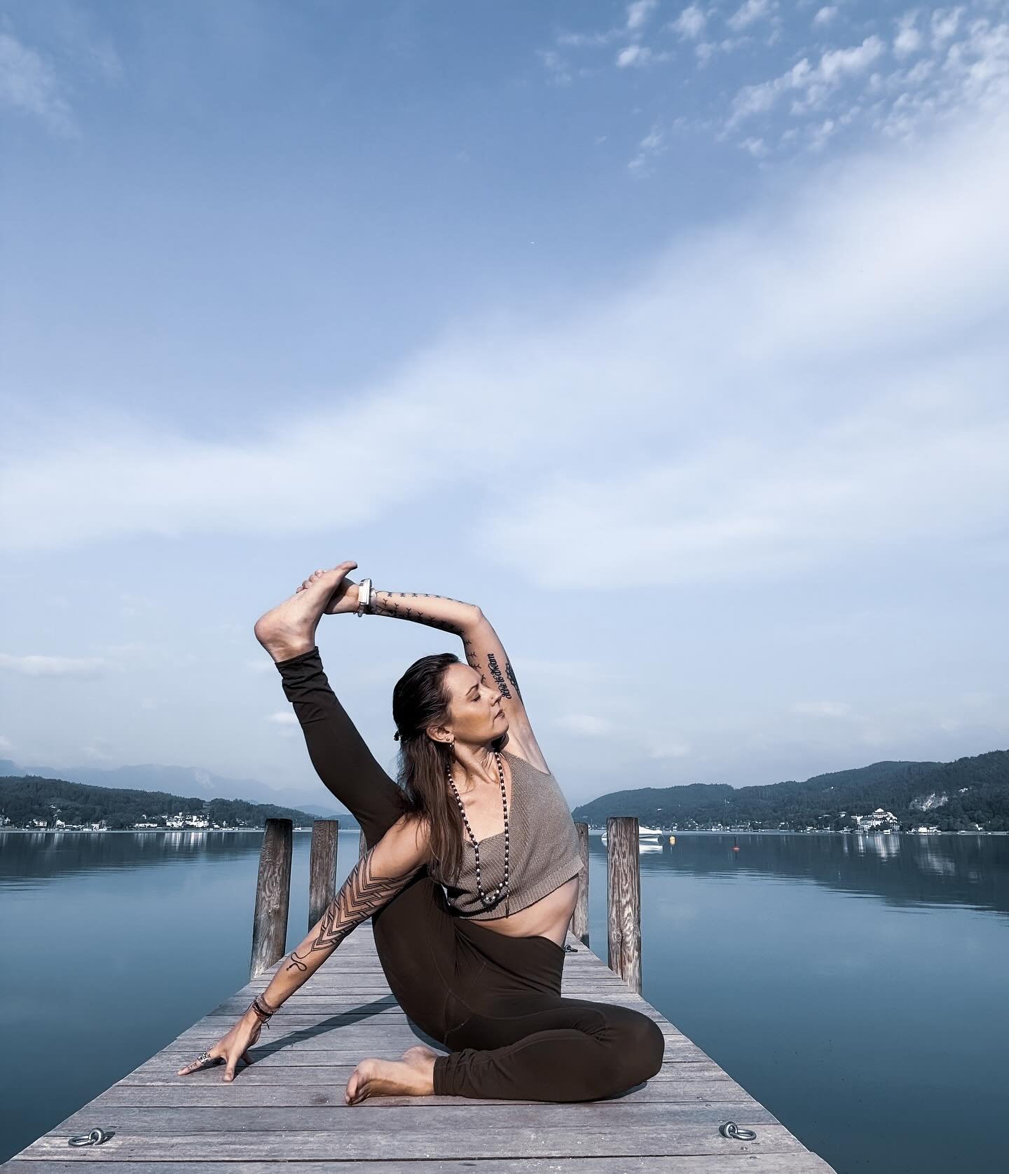 Namaste am See 💦🙏🏼&hearts;️
This Yoga festival feels much like home. Apart from it taking place in the area I grew up, I appreciate the family vibe, the laughs and inspiration in the teachers team as well as @yoga.woerthersee @tatotaaa organizatio