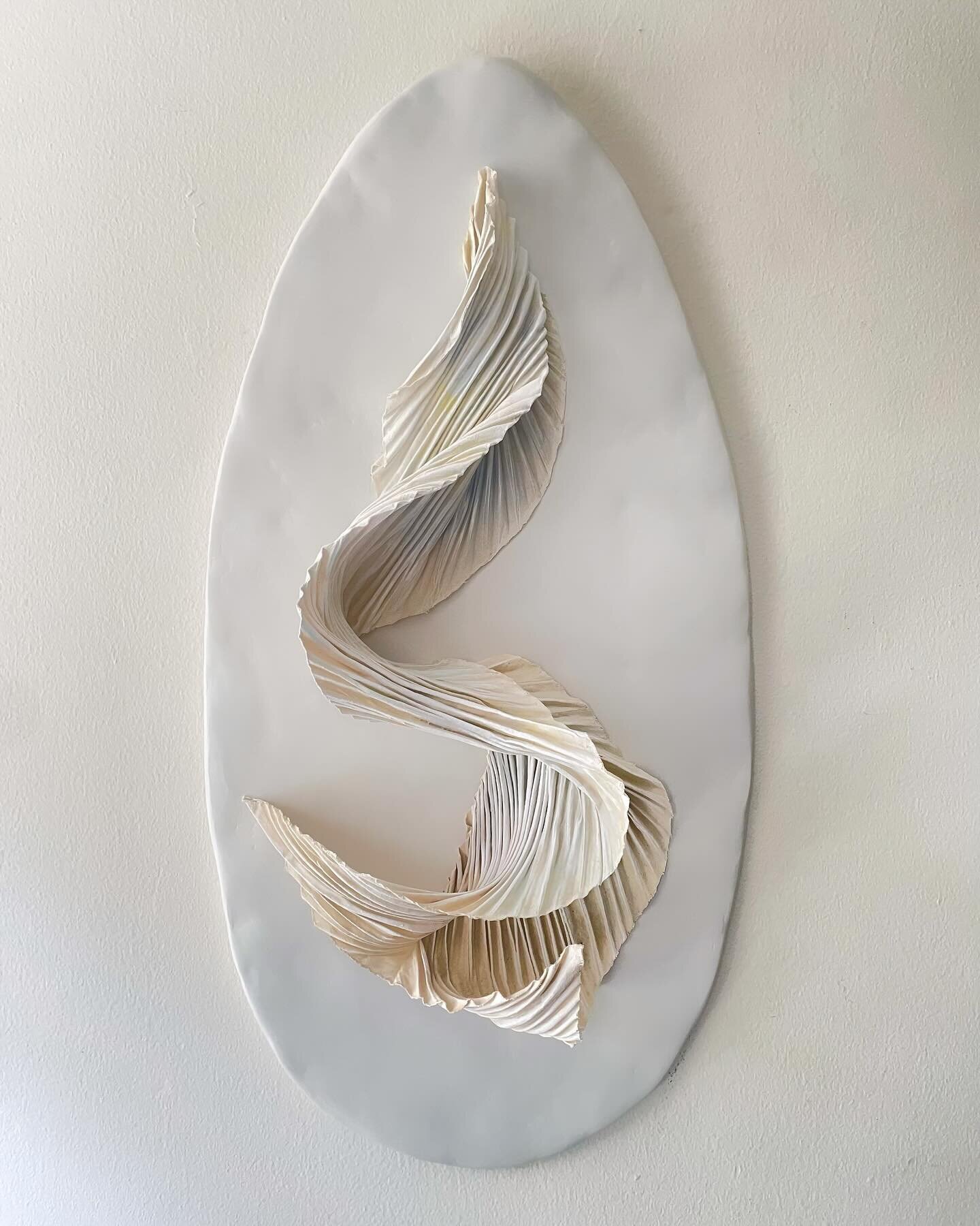 Arashi Pleated Muslin, painted with acrylic
Mounted onto a sculpted epoxy base

#newwork #pleatedsculpture #sculptureart #textilesculpture #fibersculpture #contemporarytextileart #interiordecor #wallart #textilewallart