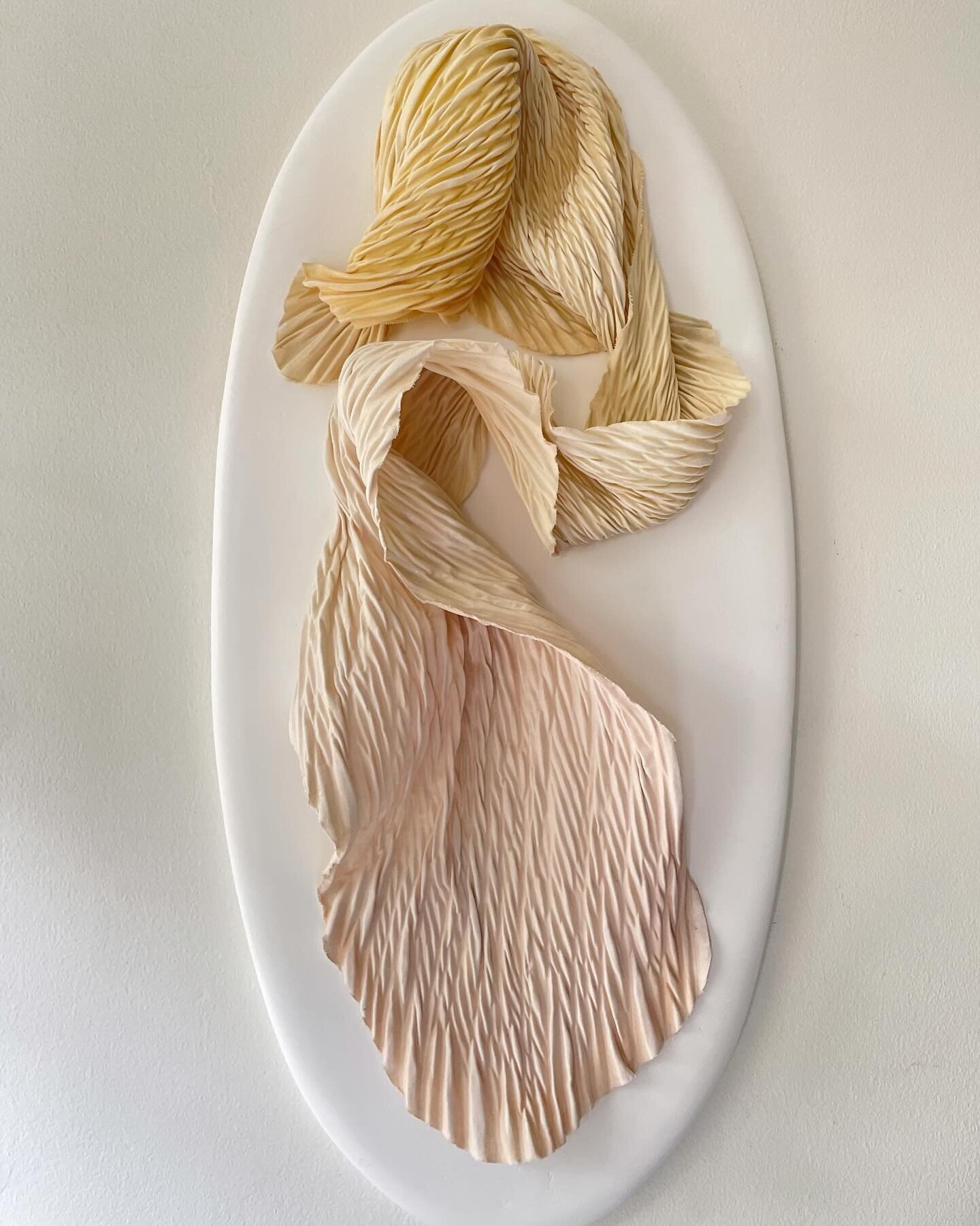 Bloom
Arashi Shibori Pleated Cotton
Acrylic
Wood Base
Glue 

#contemporaryart #textileart #wallsculpture #textilesculpture #fibersculpture