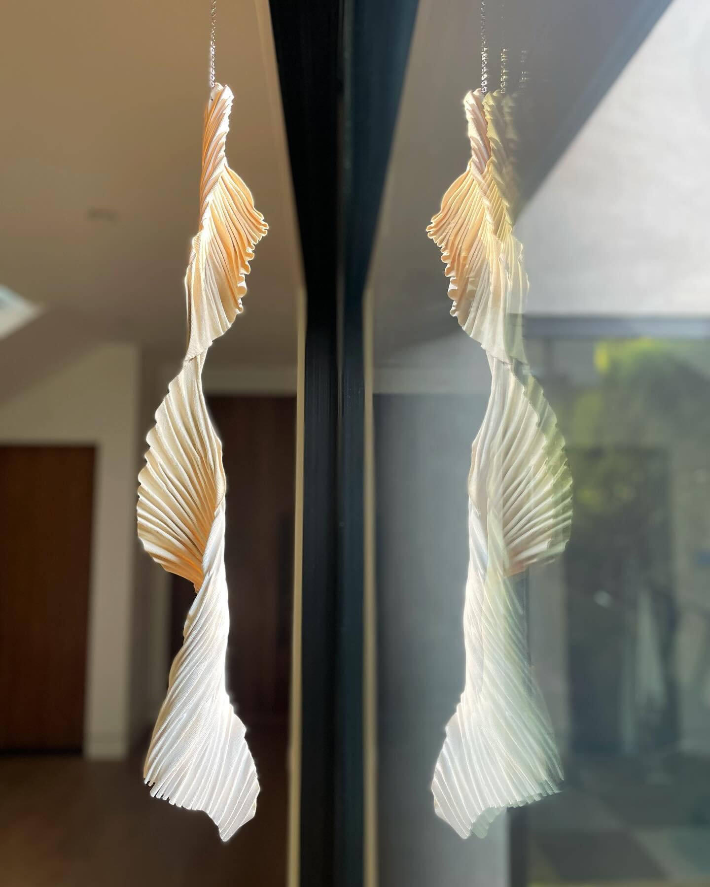 I love playing with reflection and light 🔆&hellip;

#reflection #sculpture #contemporaryart #hangingsculpture