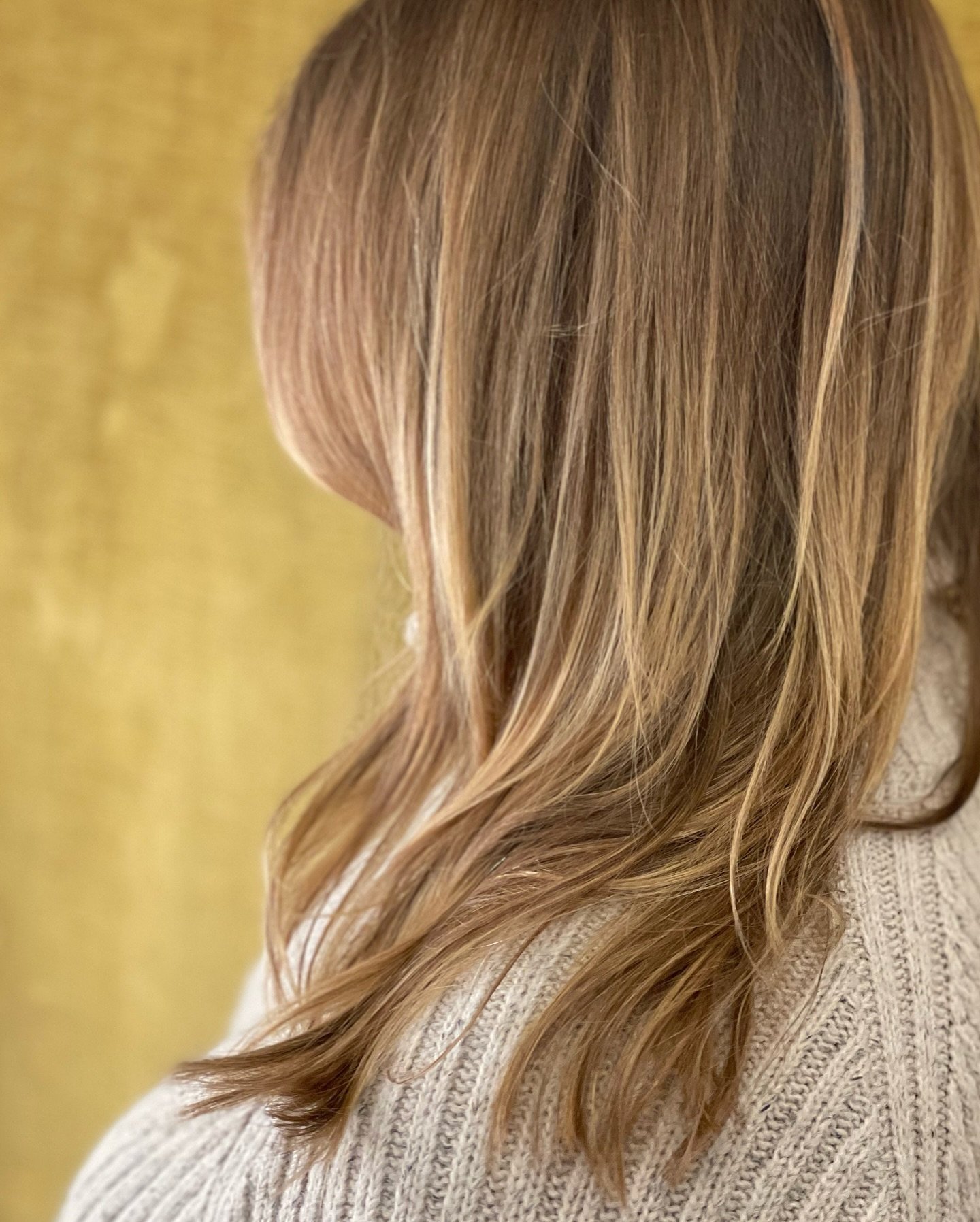 Grown out roots? You don&rsquo;t always have to re-highlight for your maintenance appointment. A root smudge might be the perfect service for you to extend the time between highlights! Here are 3 things you should know about this service:

1️⃣ A root