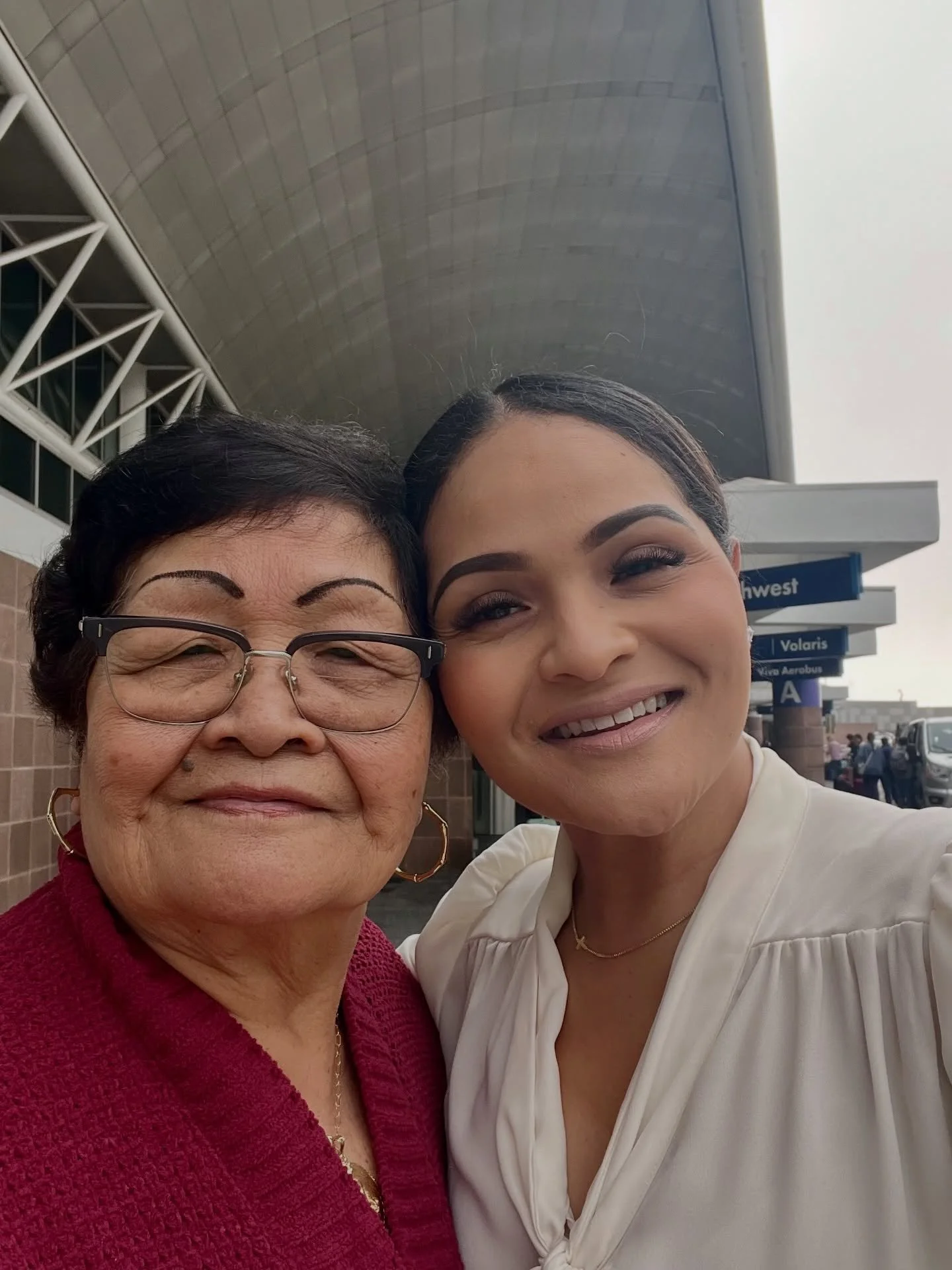 MOMS💐 Happy Mother&rsquo;s Day to all the beautiful mamas in the world. 

The prayer warriors, the protectors, the providers, the tear-catchers, the wise counselors, the sacrificial love-givers, the cheerleaders, the encouragers, the best friends an