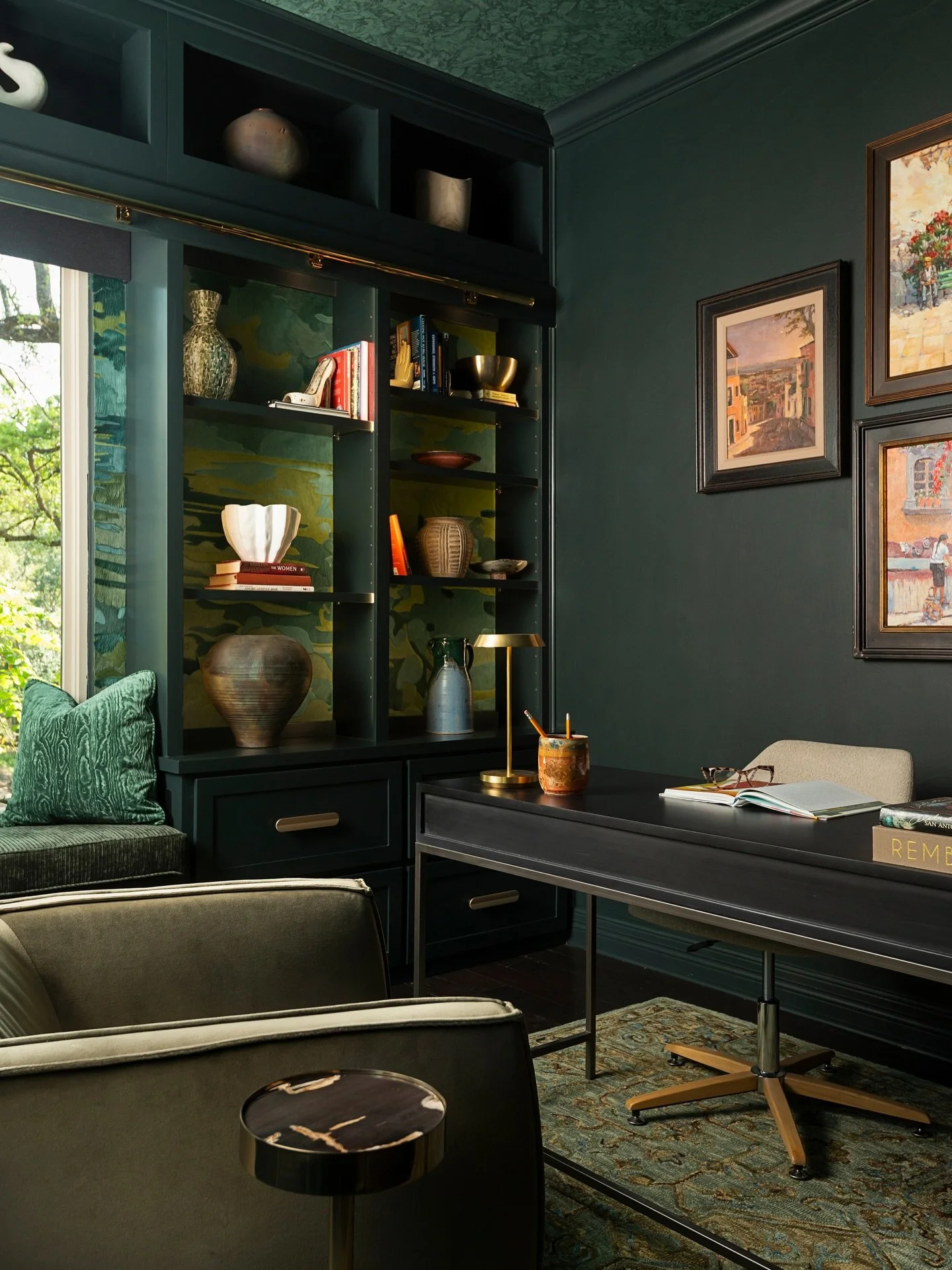 One of our favorite design techniques? Layering.

🌱This monochromatic green office is proof that a single color palette can still feel rich, sophisticated, and full of depth. From the wallpaper and tailored, textured textiles to the varying shades o
